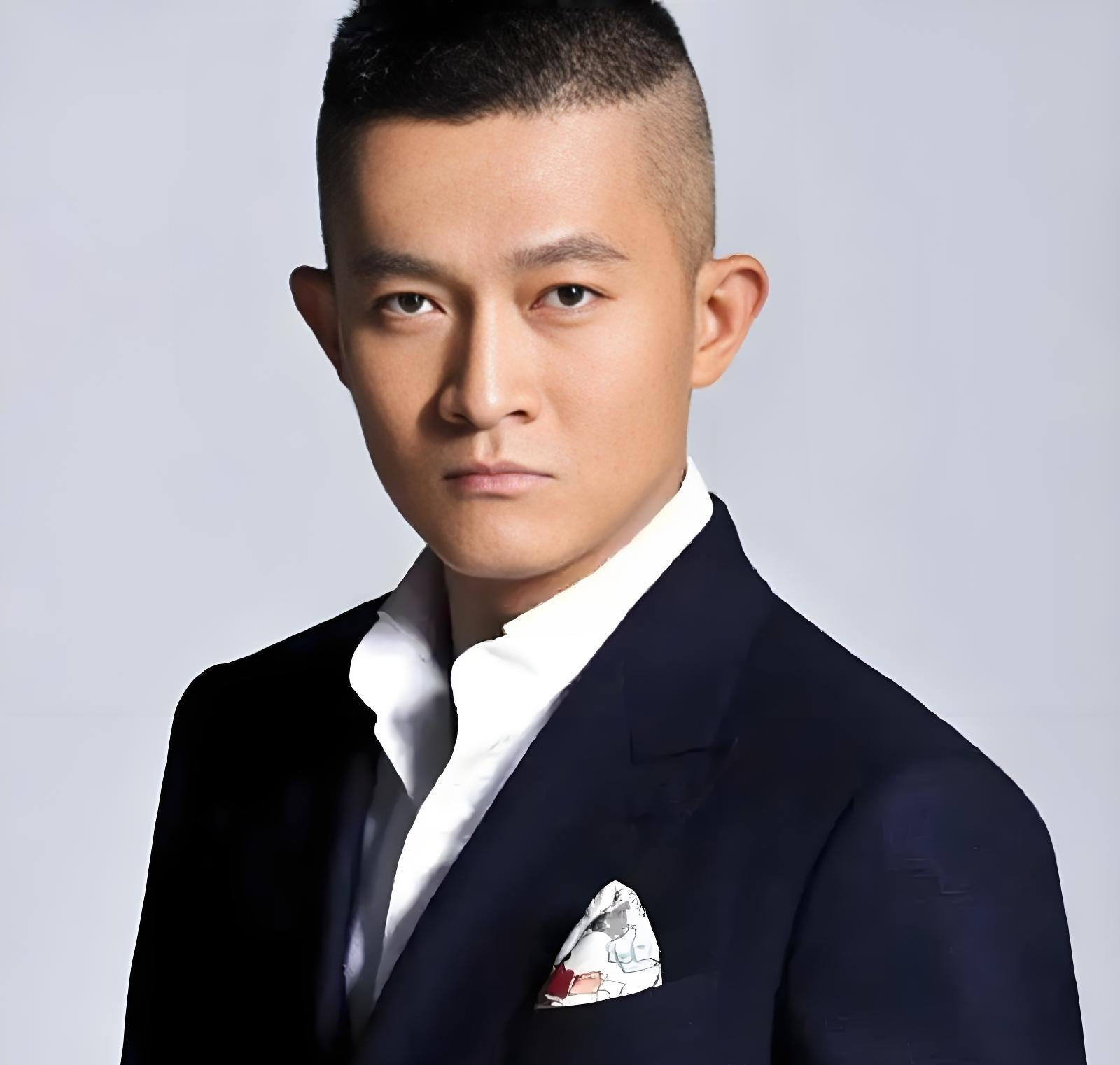 突然,杨志刚从背后搂住她的腰,几秒后,江珊笑着说:弟弟,你感觉姐姐的