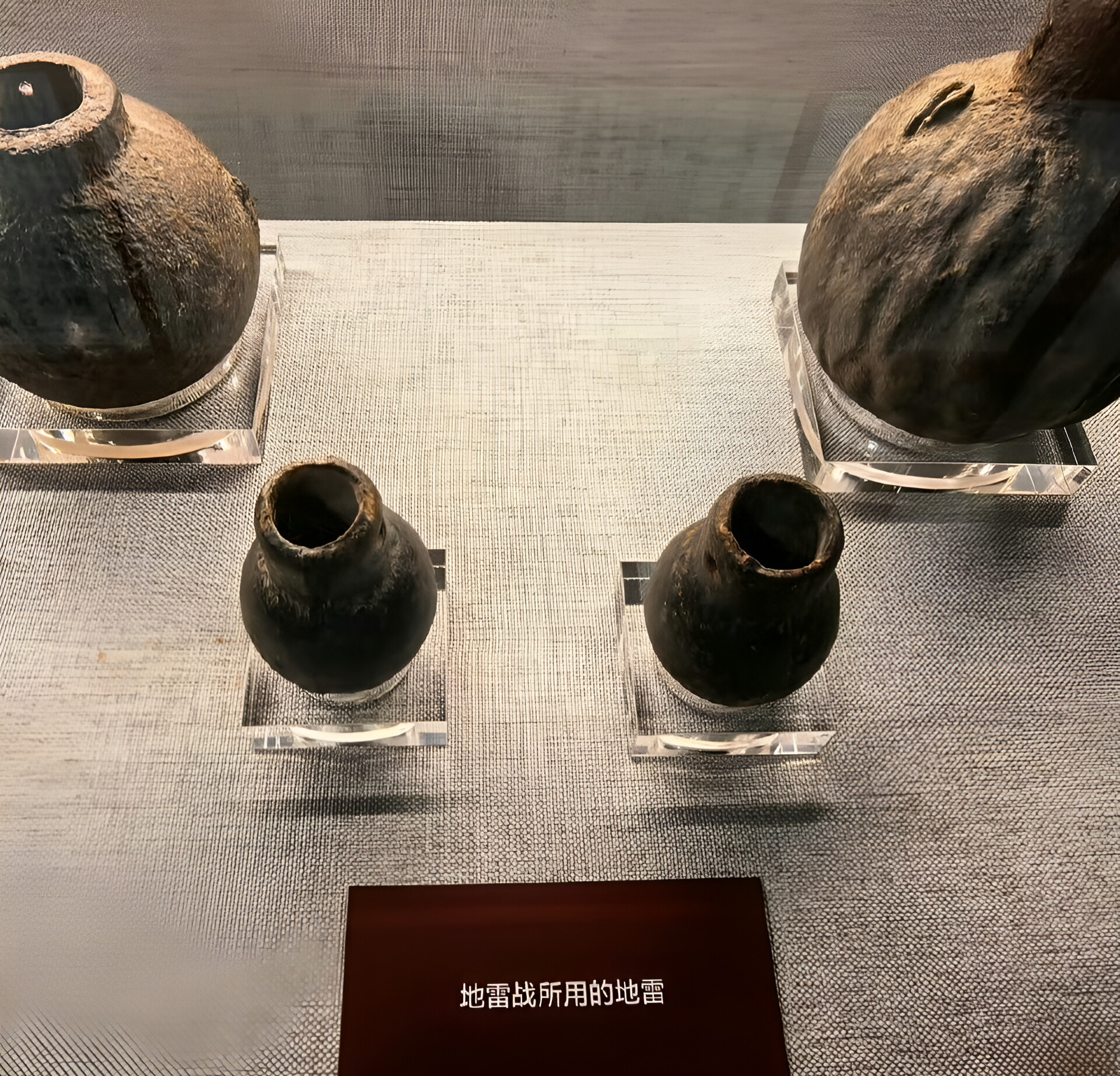 该文本描述了极端暴力和血腥内容,涉及严重的人身伤害与暴行