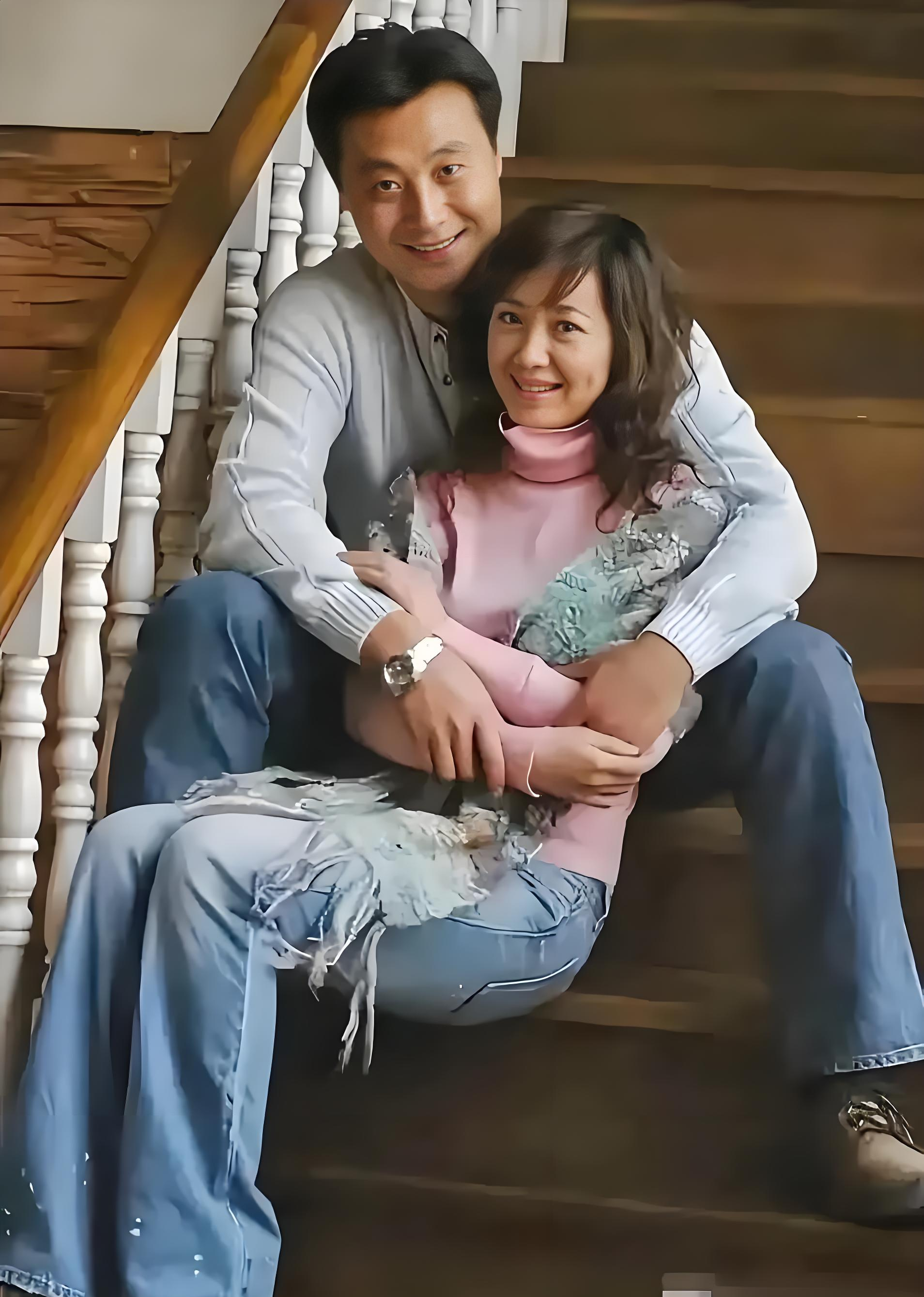 原来他就是两口子,他的妻子是黄蕾,也是演员,俩人真的是超般配的
