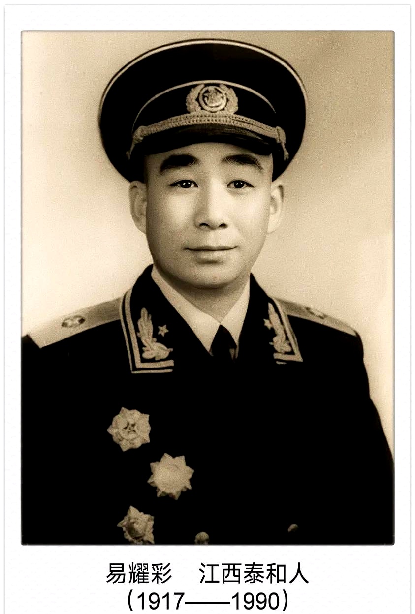 盖子内侧,稚拙的「彩」字烙着时光印记