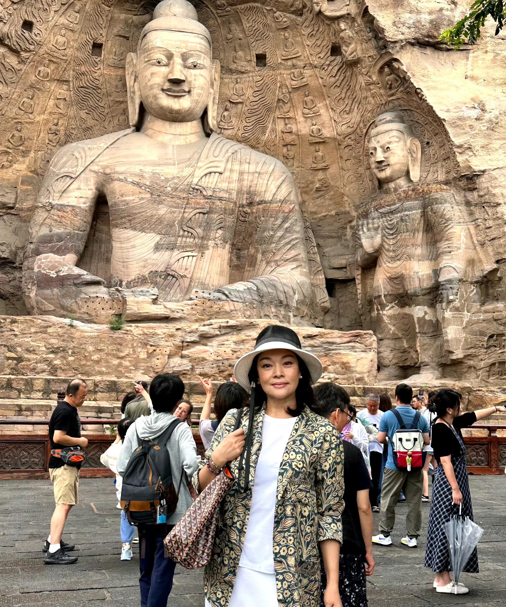 她上个月还在欧洲陪外国老公,如今又带着儿子去云冈