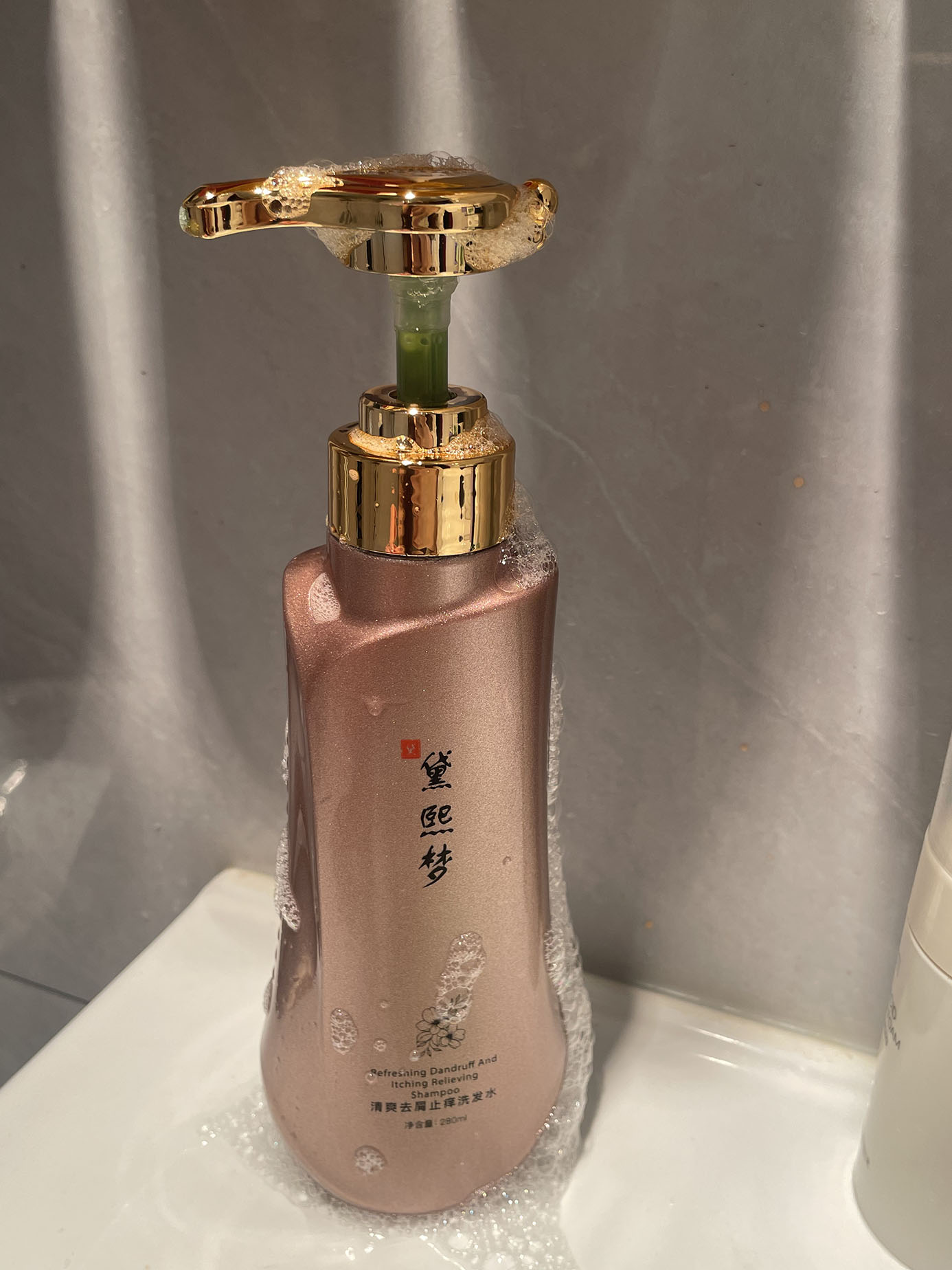 为了帮助解决这个问题,我立即买了一瓶黛熙梦清爽去屑止痒洗发水送给