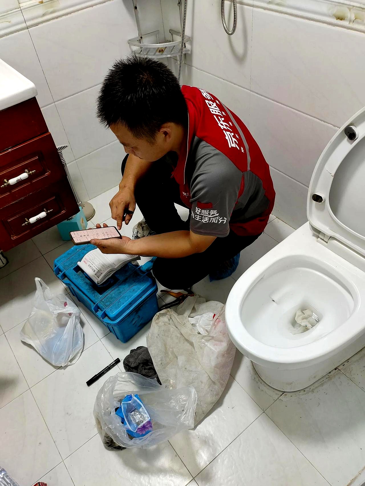 我当时人都傻了,修个马桶溢水要300?