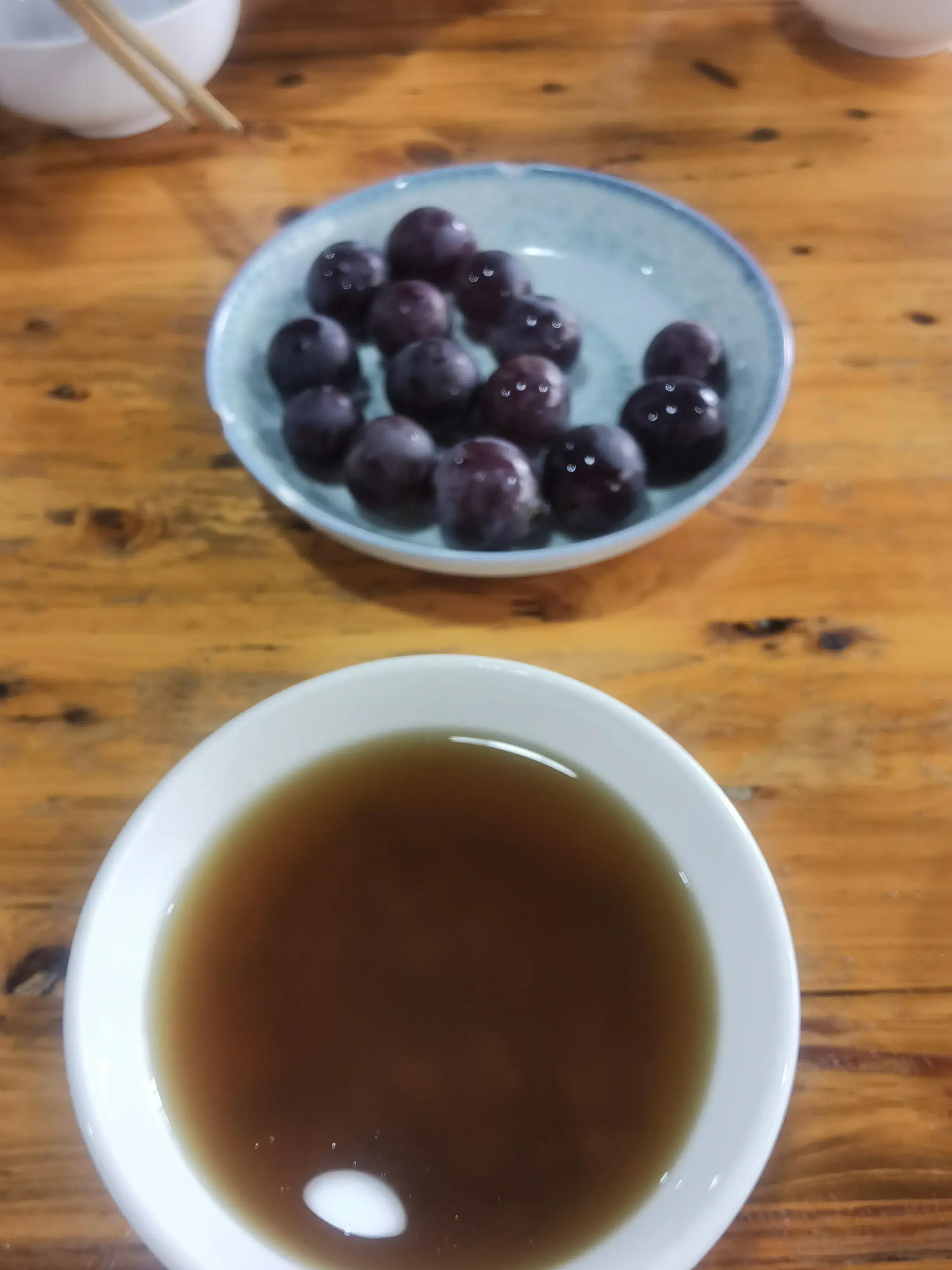 图一昨天中午饭店老板提供的免费绿豆汤和葡萄 图二昨天我和侄女点的