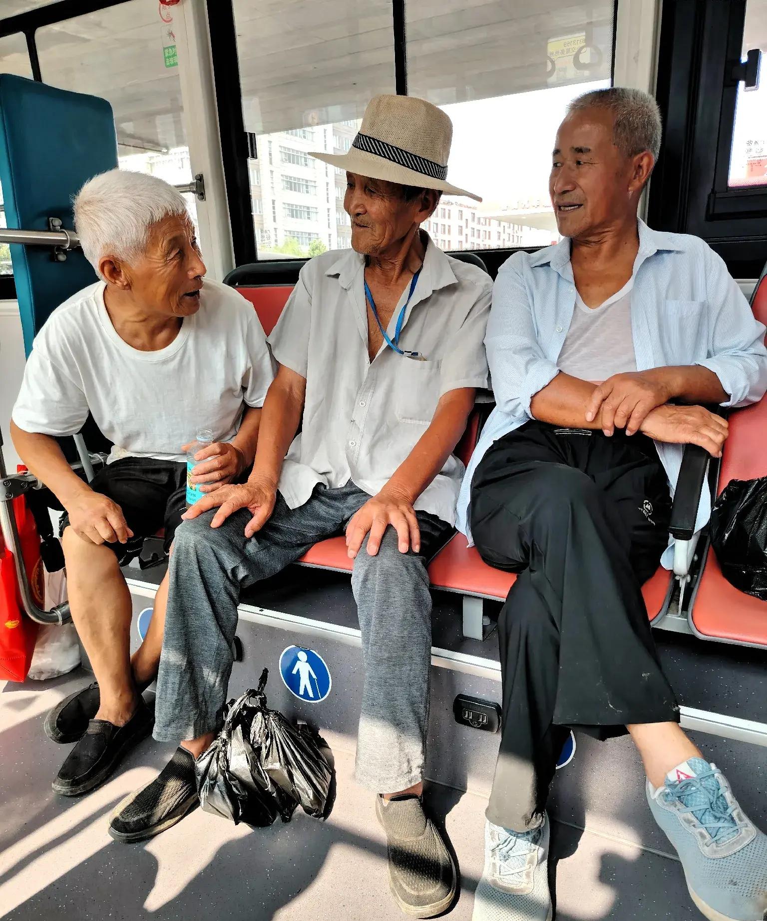 一位大爷直接说他儿子就在金锣火腿肠厂里干活现在被裁员了厂里只