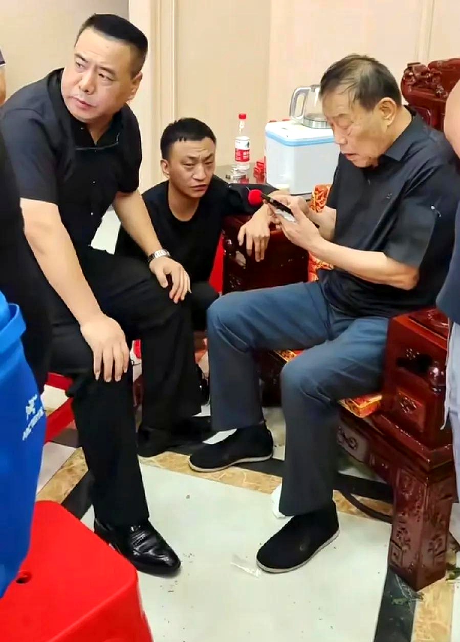 但杨少华先生故去,必须到场.我敬的是杨老爷子!