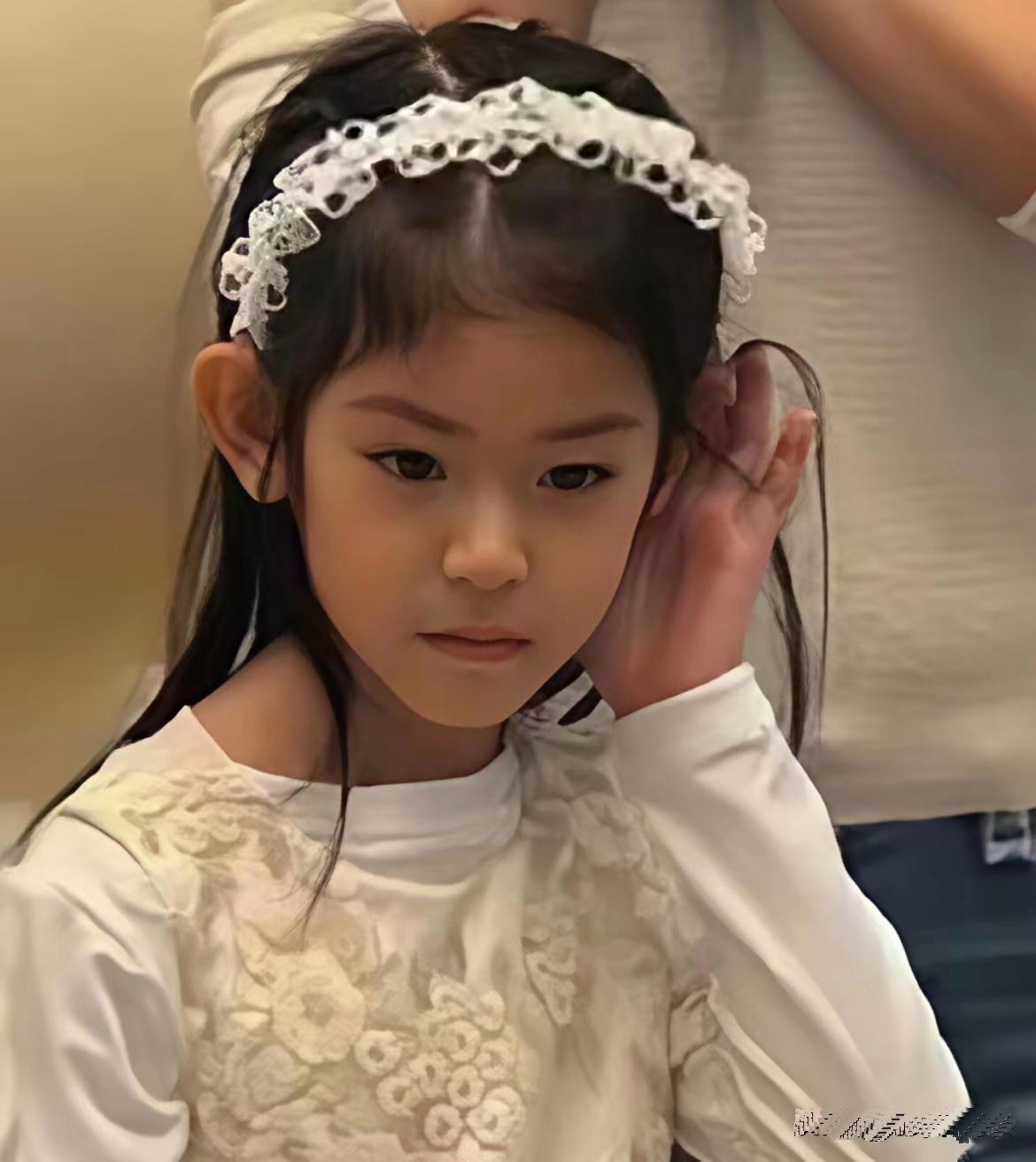 林心如生的女儿简直就是女版霍建华有点兜齿脸型看着像成年人