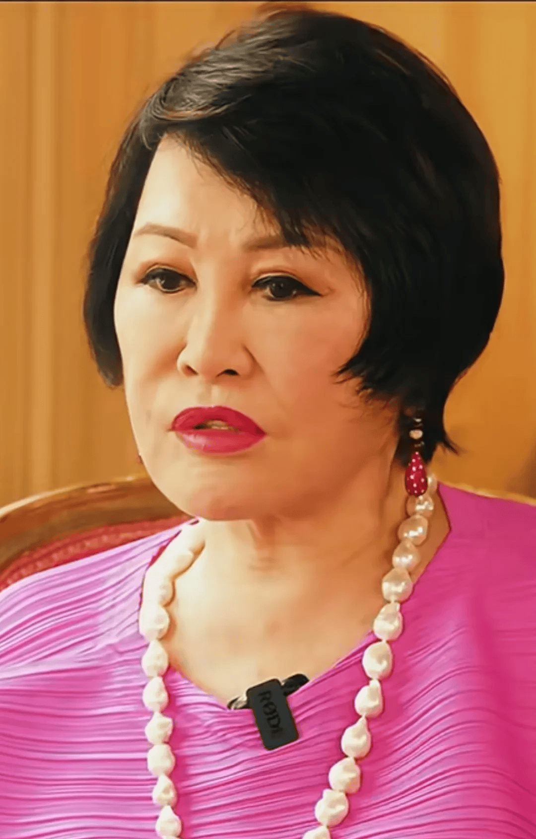 靳羽西这人真挺清醒的,她聊起和有钱人约会的事儿,直接就说这不是件