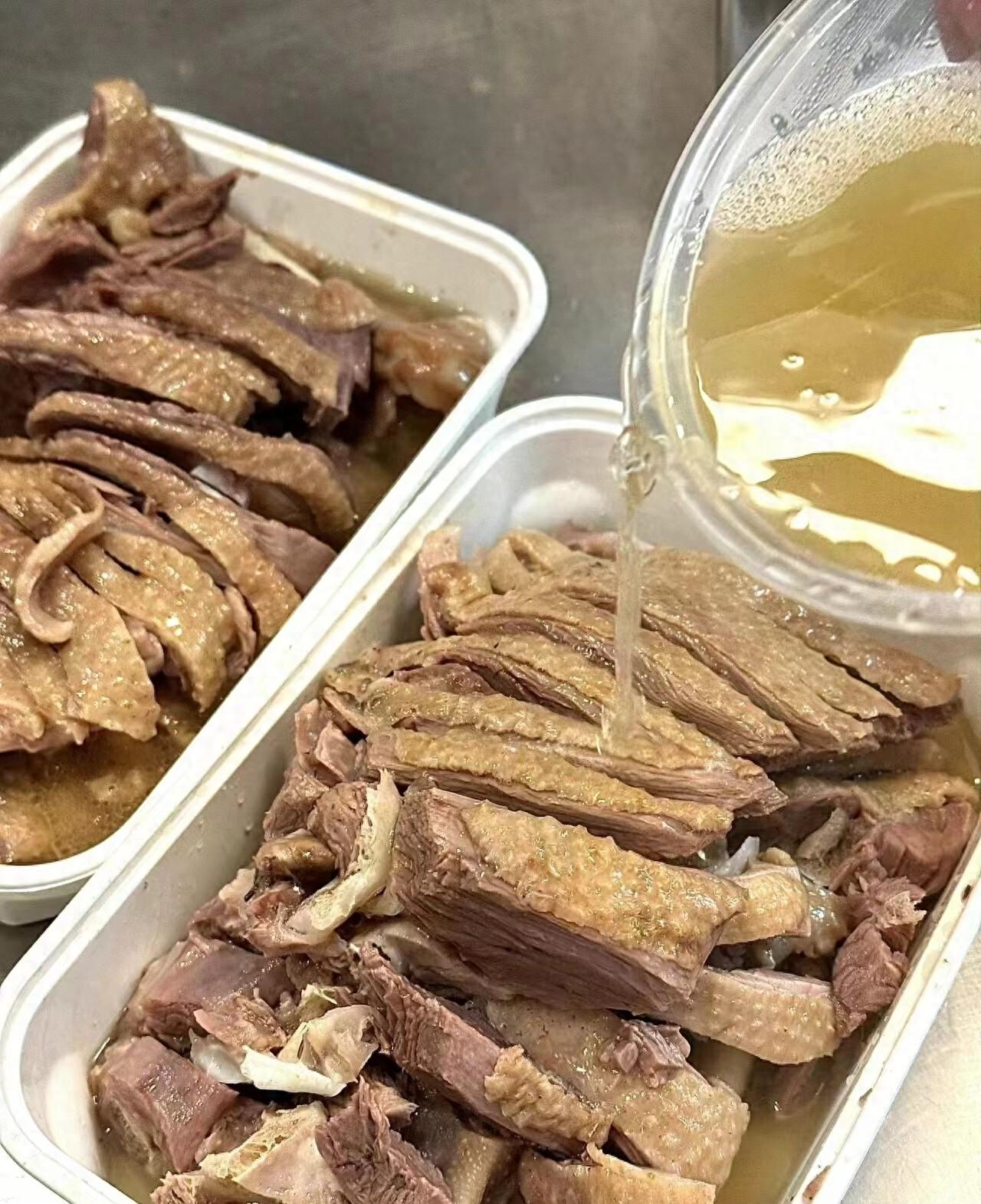 一走出菜场边的小巷儿那家小闵盐水鹅店便成了不少人的必停一站