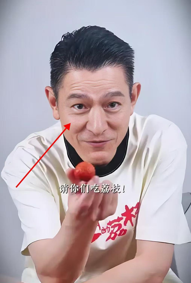 刘德华,现在有一个最大的问题,不是演技不行了,也不是年龄大了,而是他