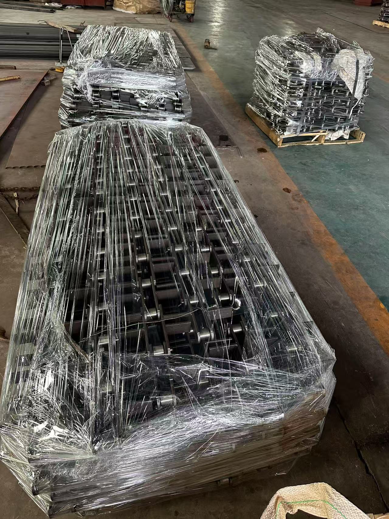 板式链条是由若干个链板,销轴和挂钩等组成的传动元件,通常用于重载高