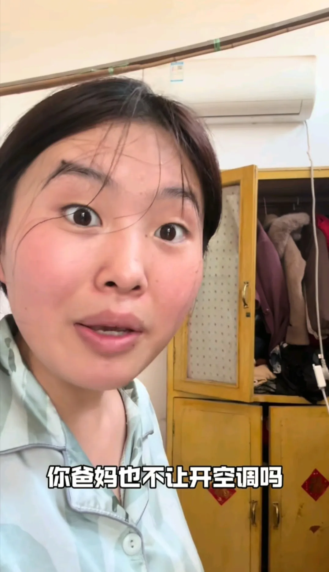 天气炎热,气温高至40度,女孩实在扛不住了,她刚打