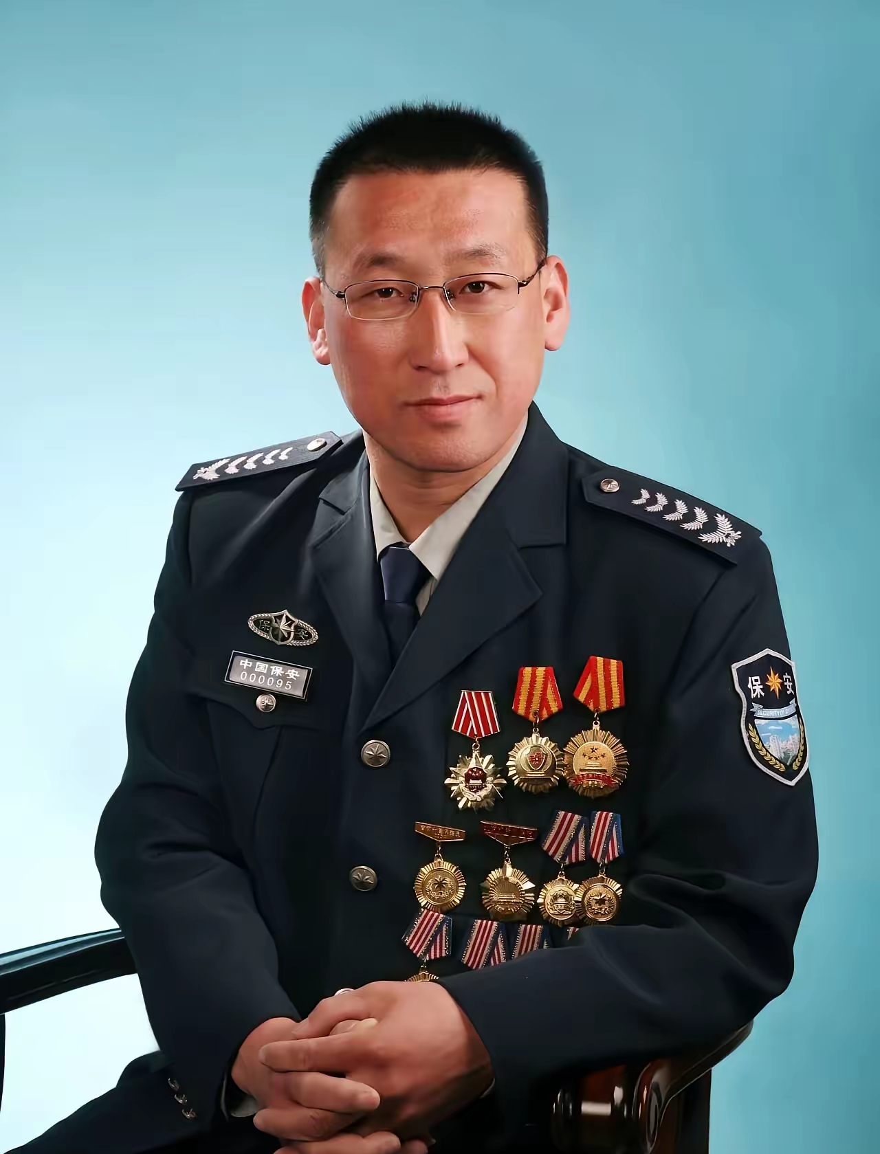 肩章上只有5条银色麦穗,分明是最低级的试用保安,连正式资格都没拿到