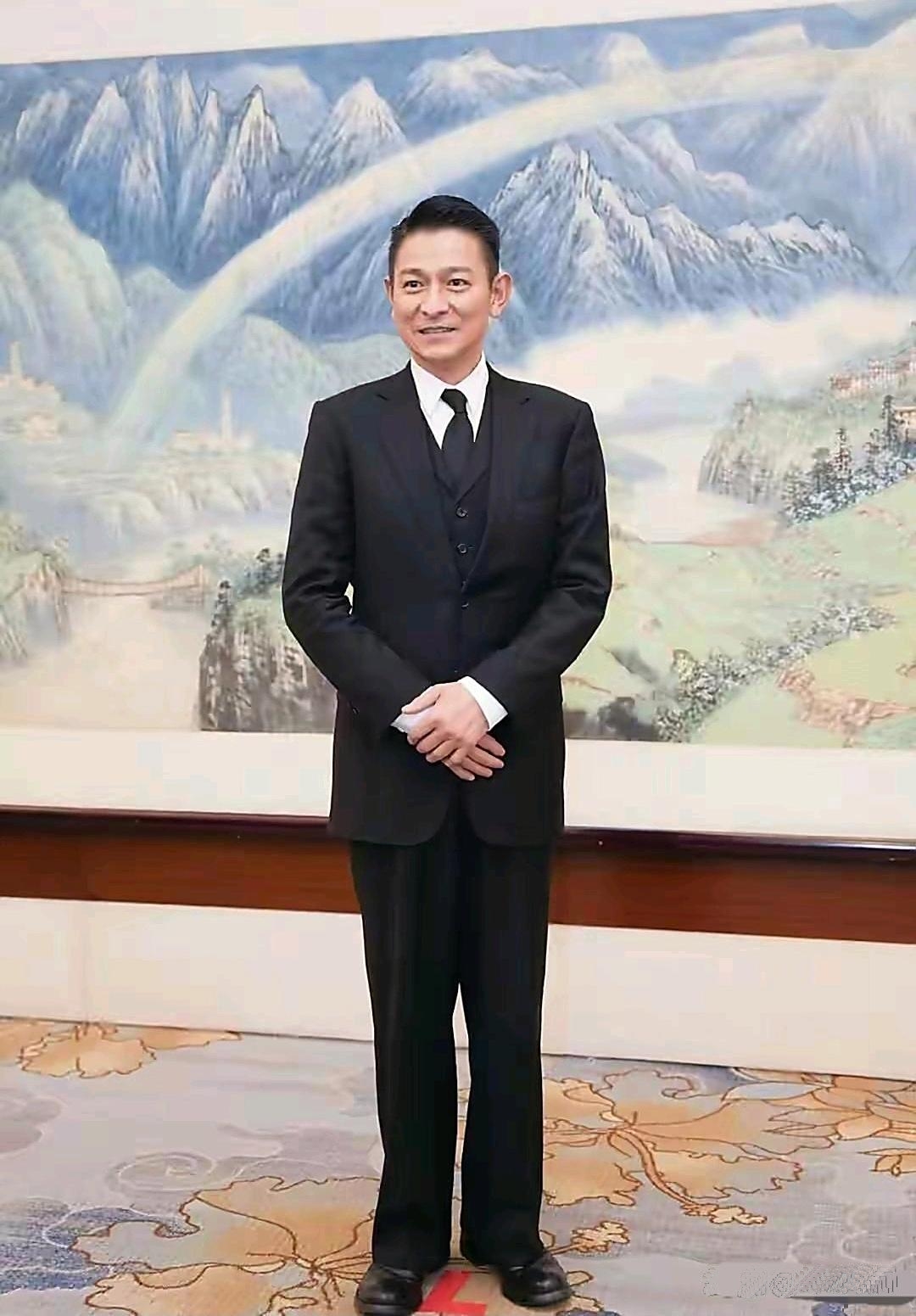 这般认真开会做笔记的港星着实少见也就德艺双馨的老艺术家刘德华