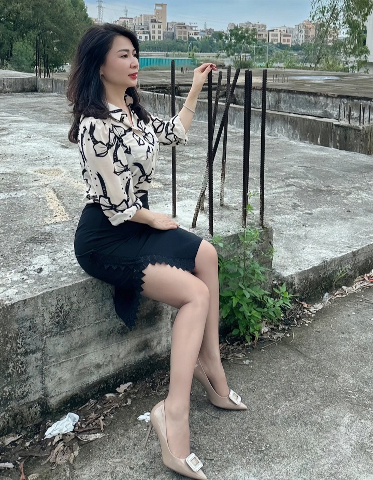 窈窕淑女君子好逑,长发飘飘的高跟鞋老阿姨,一看就是富贵人家的媳妇