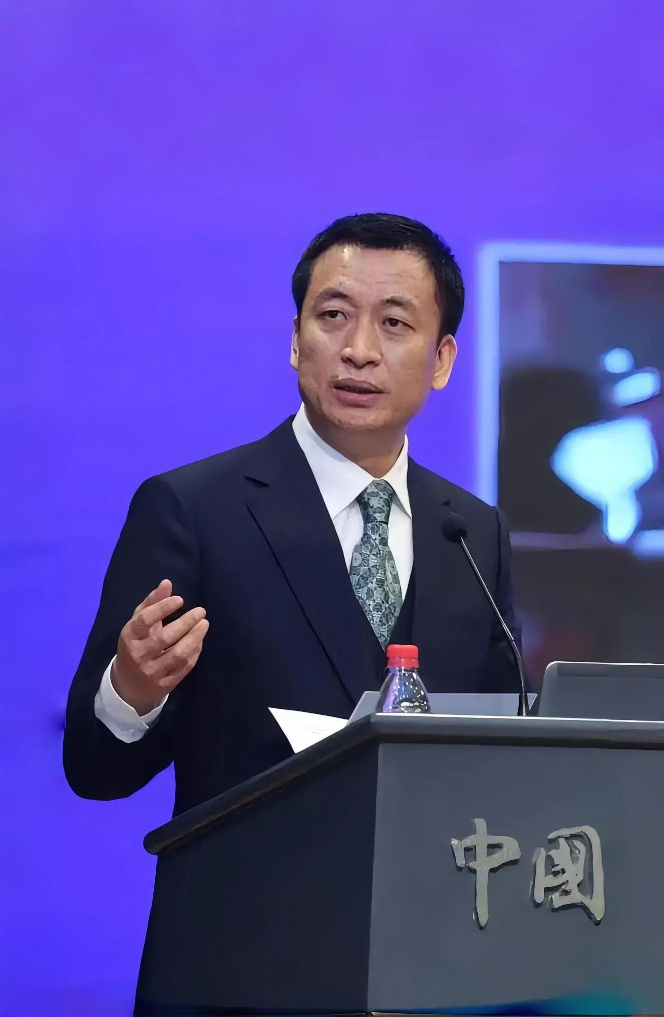 这事儿你应该问中赫周金辉董事长先生,你更应该问俱乐部职业总经理