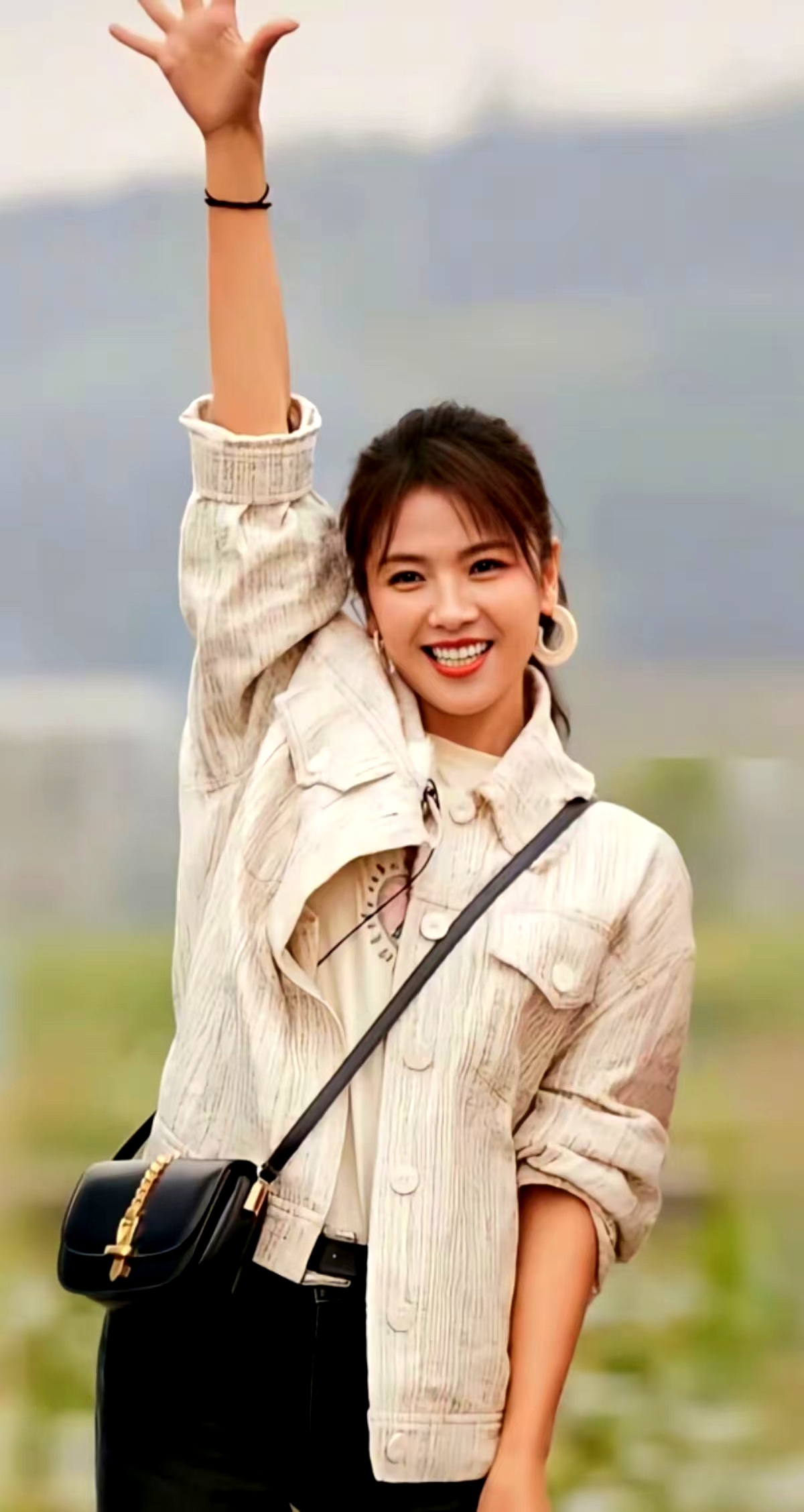 旗袍的绸缎还泛着光泽,刘涛已经换上了运动鞋在小区里晨跑