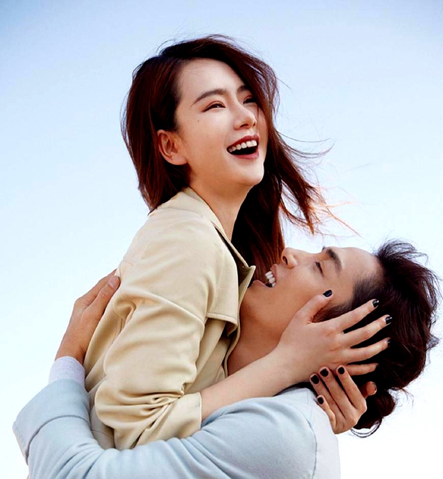 李承铉的手指刚碰到那盒哈根达斯,身后突然响起戚薇的声音:"放回去