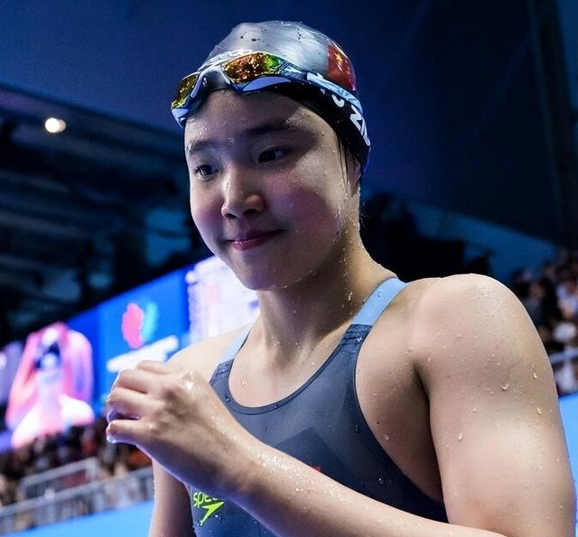 在那座气候闷热的城市里,泳池边的气氛却一点也不松懈