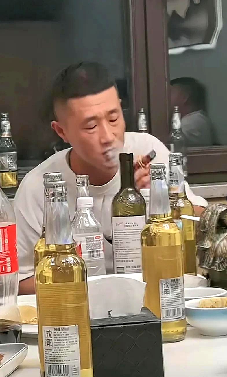 徒弟王小虎刚发来一条语音:"师父,我妈住院急着用钱