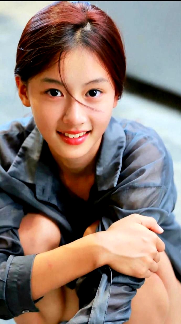 15岁女孩逛街被传商演赚8000,真相背后藏着什么?