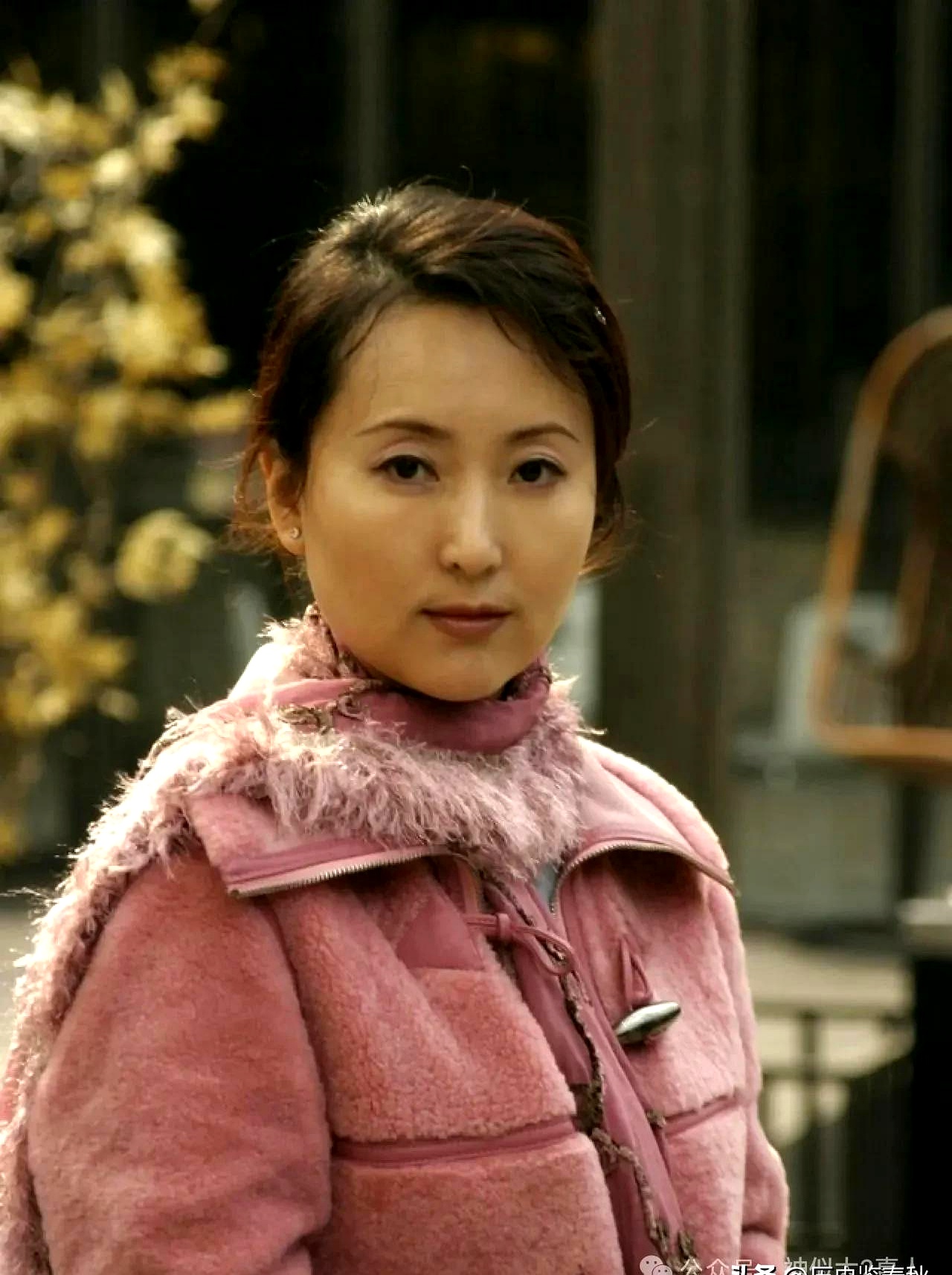 三十多位专家围坐长桌,面前摊着上千张报名照