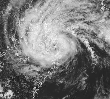 上海市区马上就要进入台风眼区了,风眼内风雨将暂停一段时间,还会有