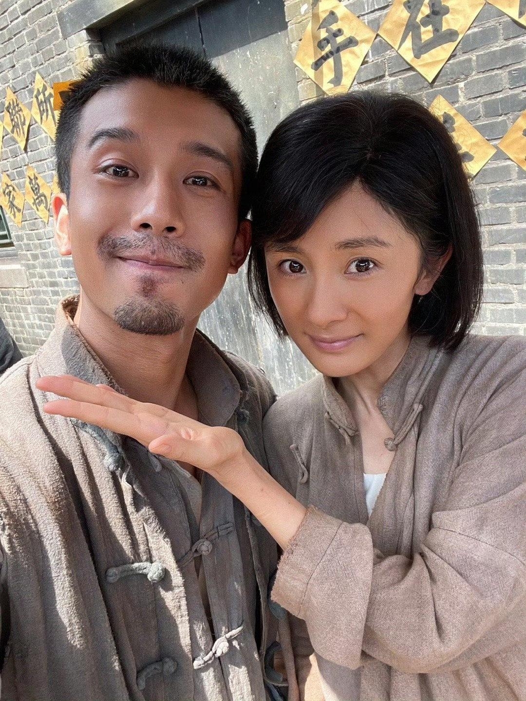 杨幂短发超接地气孙绍龙粗布衣服特质朴简直就像从旧时光冒出来的