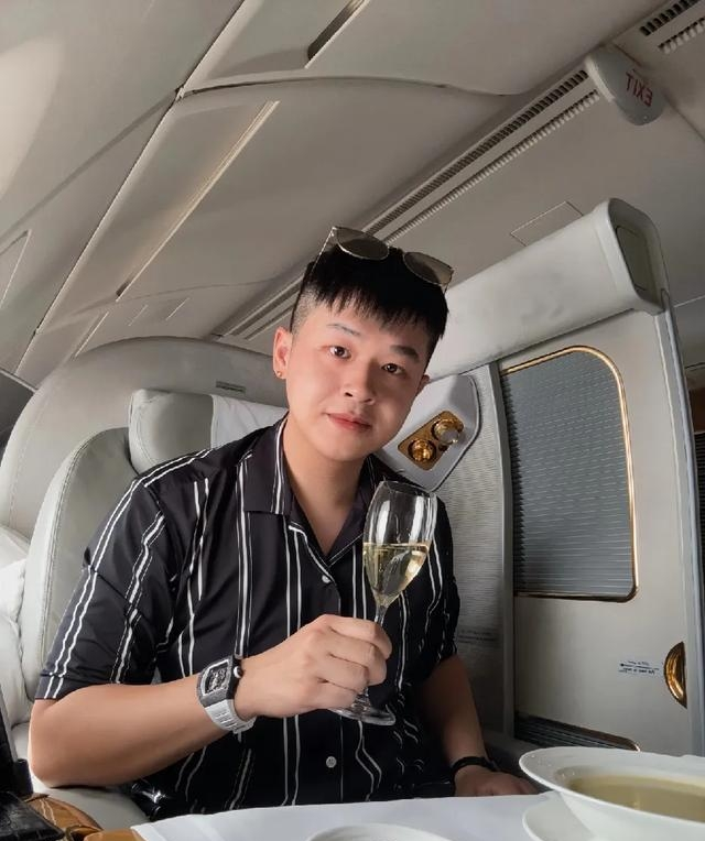 江苏人,在澳洲留学后,一直留在澳洲没有回来