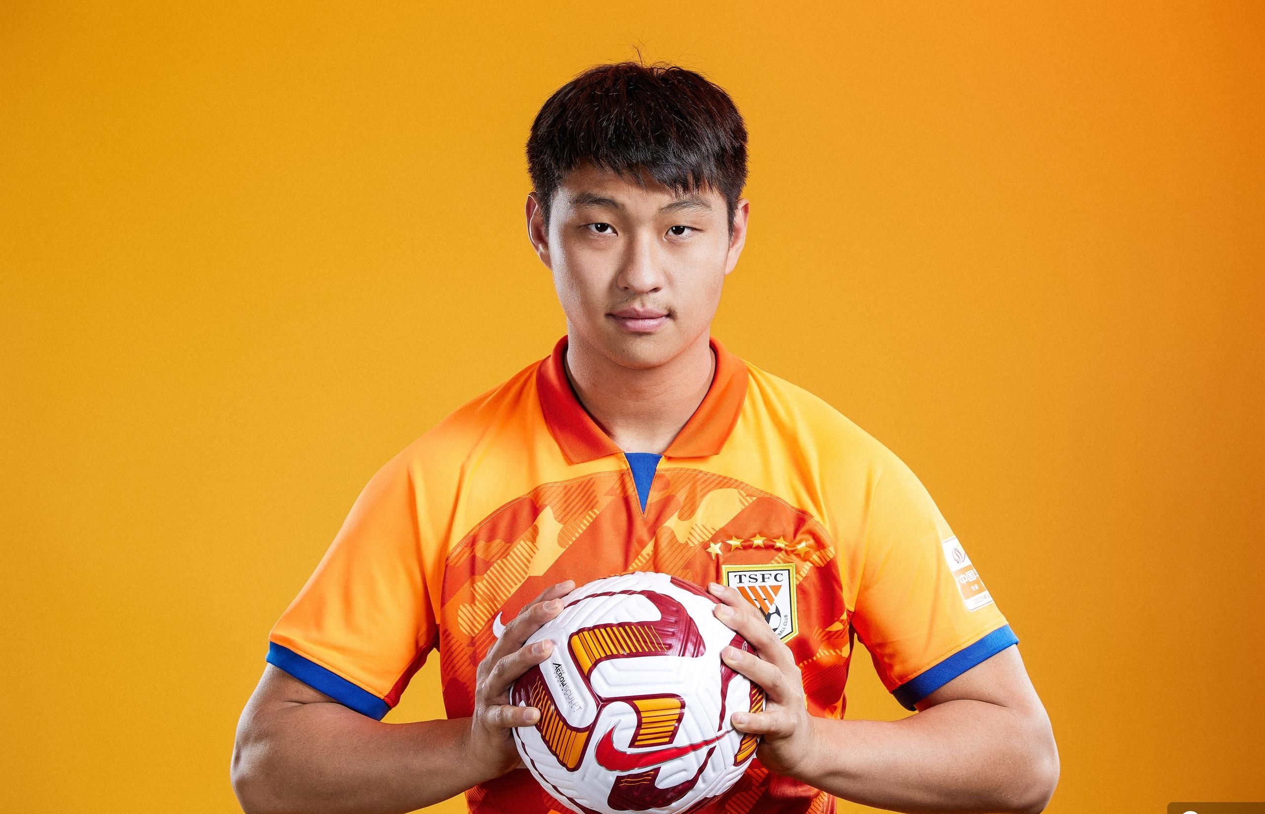 郭田雨,天赋极高,身体条件也非常突出,192cm的身高和92kg的体重让他在