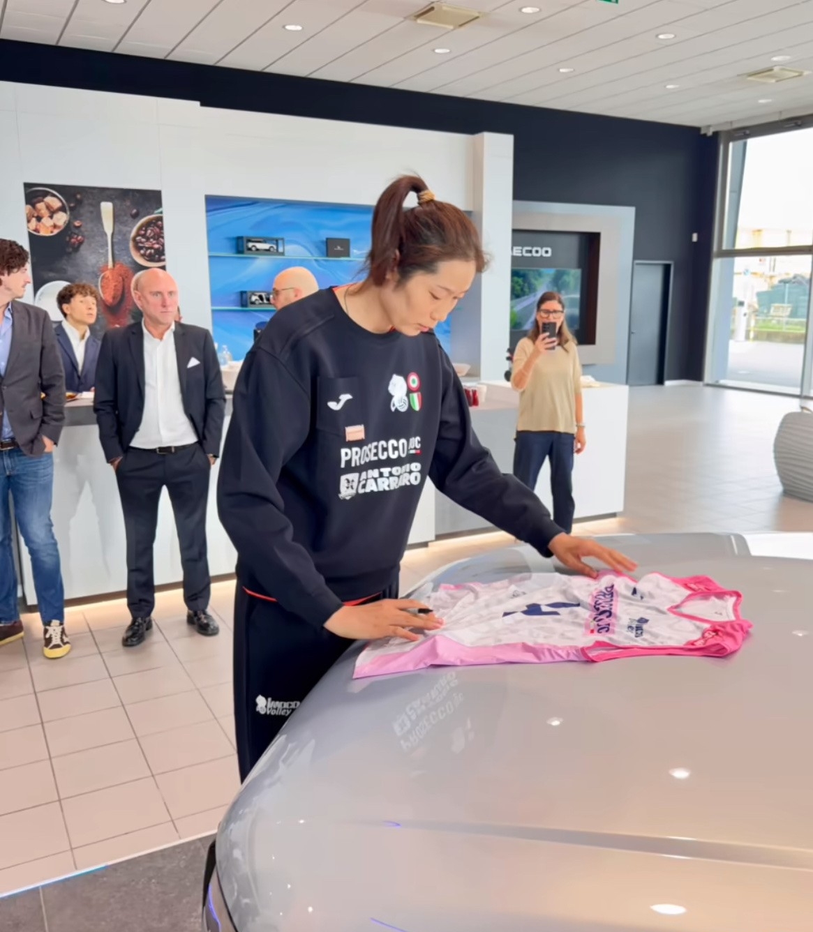 刚到意大利科亚诺俱乐部报到,俱乐部的领导就安排朱婷去拍广告了!