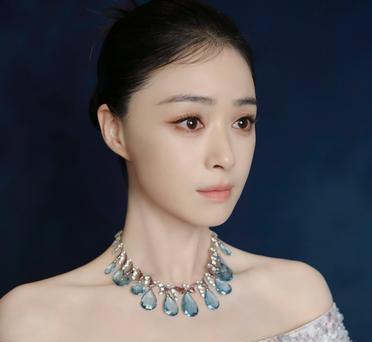 蒋欣一字肩亮片裙,把红毯变成自家小舞台 前晚蒋欣亮相,选了一件亮片