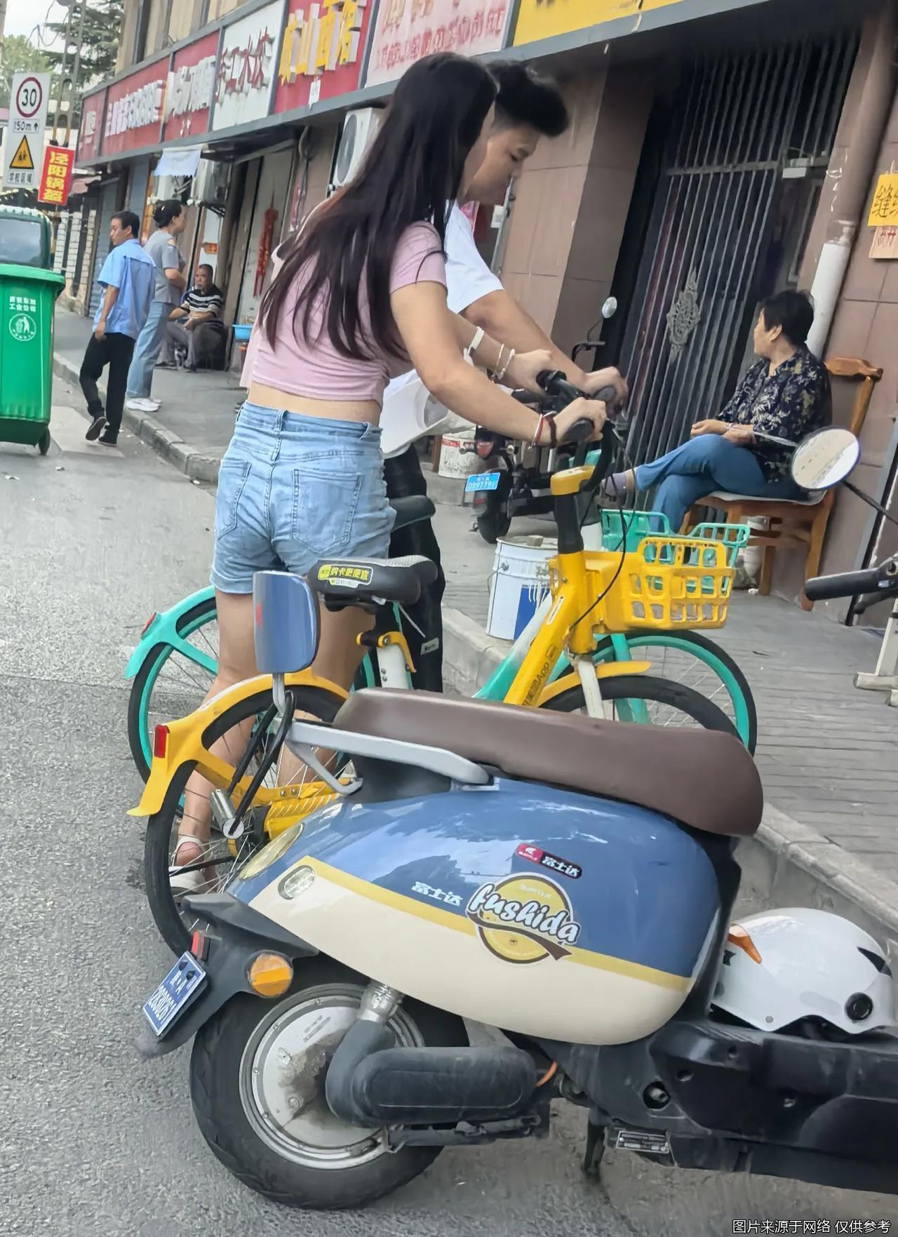 她不讲大道理只把单车当搬腿的朋友风一吹裙摆就像在跟城市打招呼