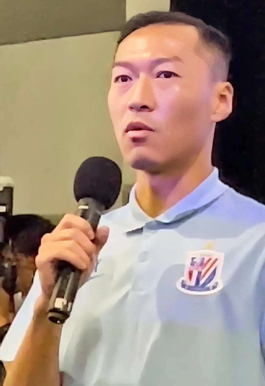 申花队跟队记者杨翼在个人微博上晒出了申花队队长吴曦的一段讲话视频