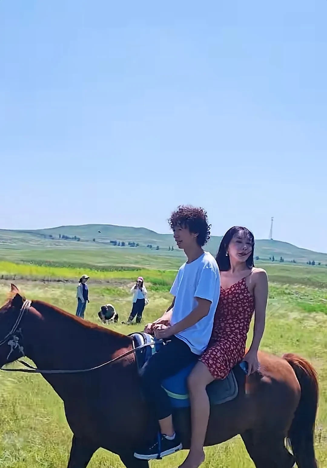 庞麦郎和龚玥菲到乌兰察布后去草原骑马,两人为了节省钱,共乘一匹马