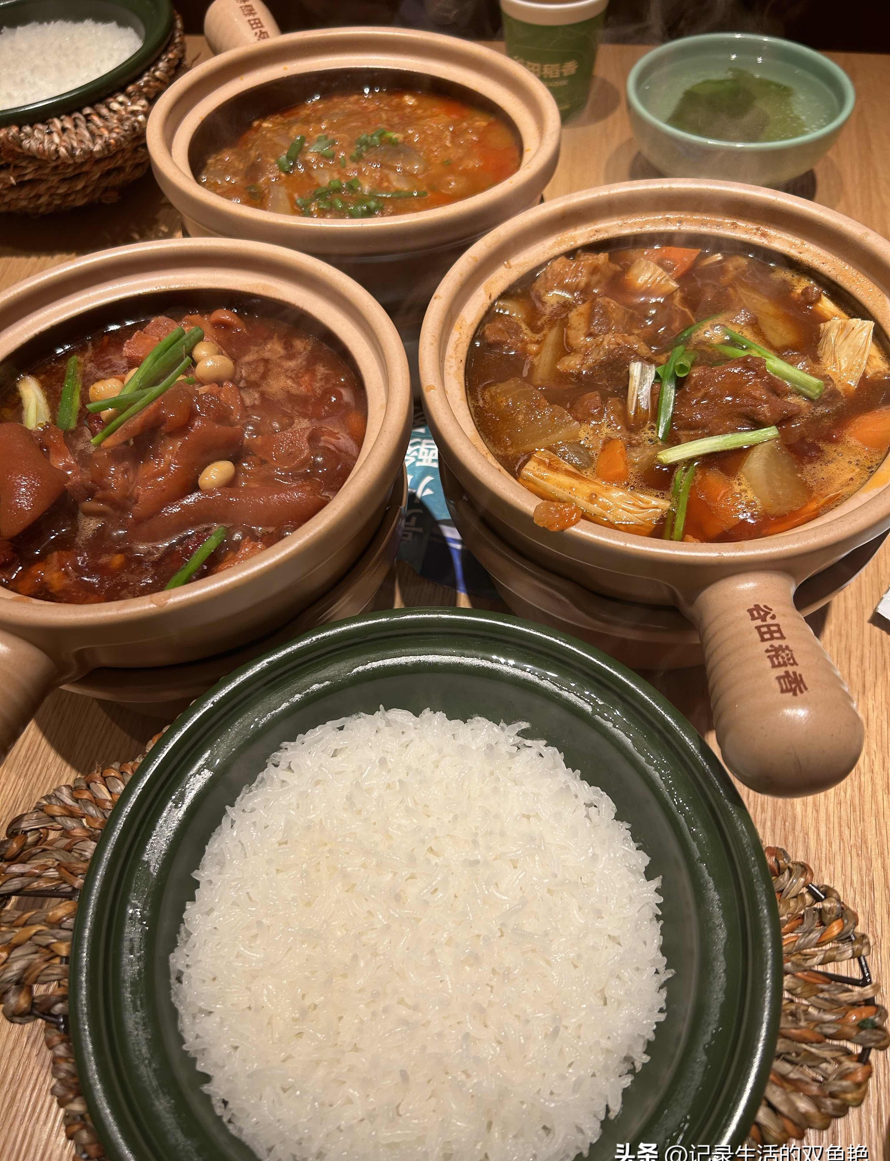 下馆子吃个晚饭两个人点三个菜萝卜腐竹炖牛腩红烧猪蹄肉末茄子