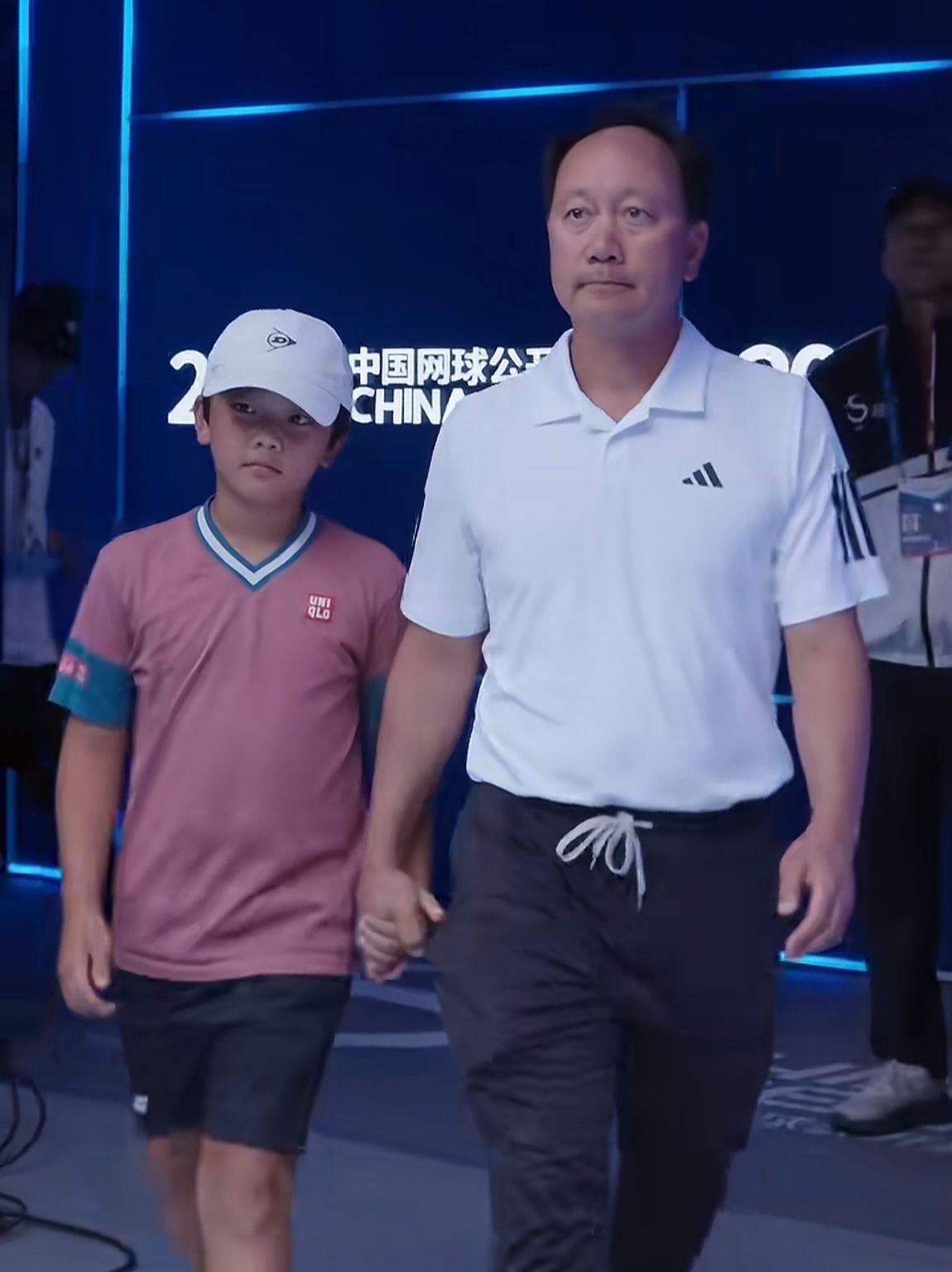 网坛名宿张德培现身中网2025年9月29日,张德培现身中国网球公开赛,为