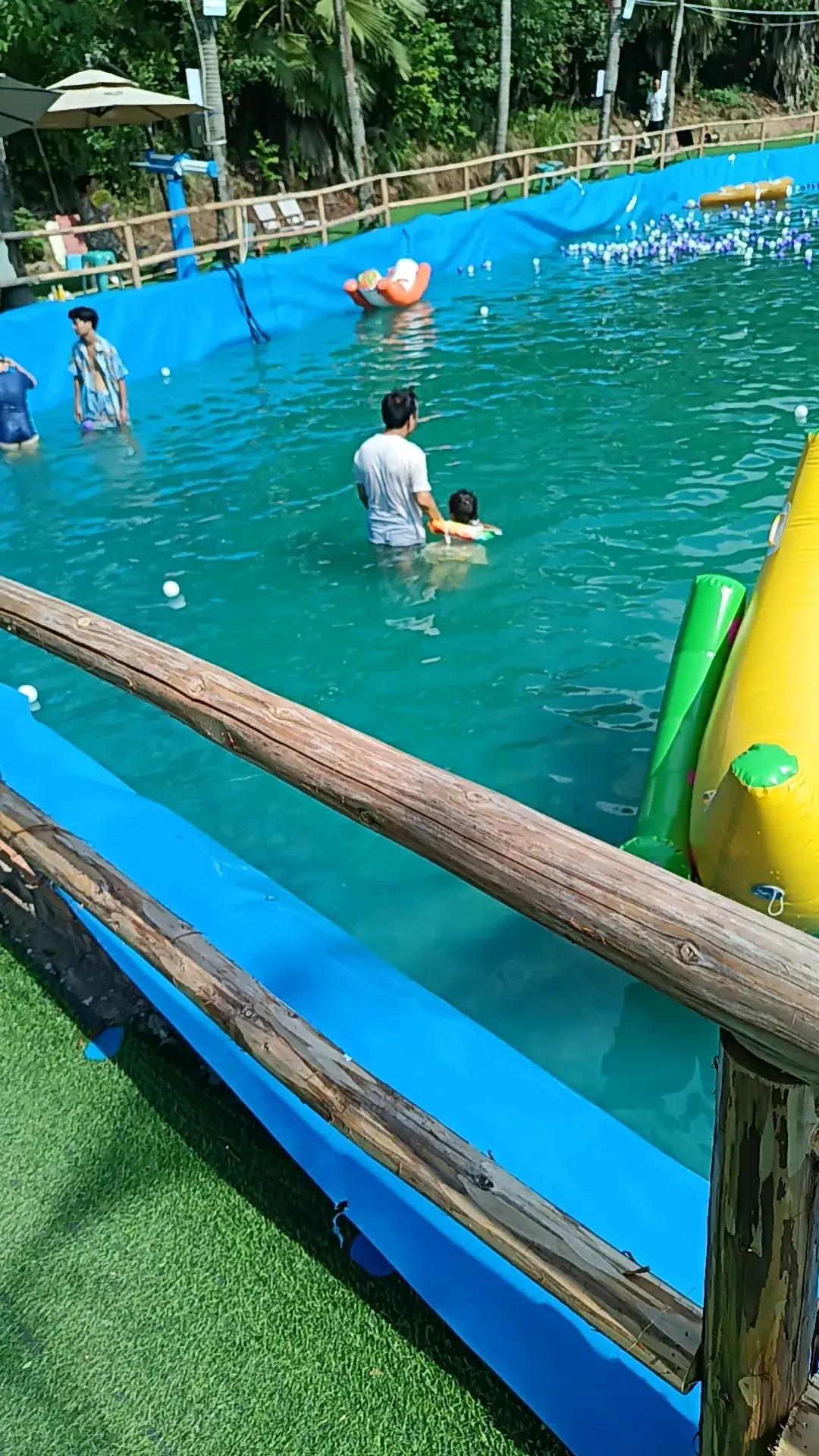 下午女儿说要去玩水,他就带着我们去水上乐园了