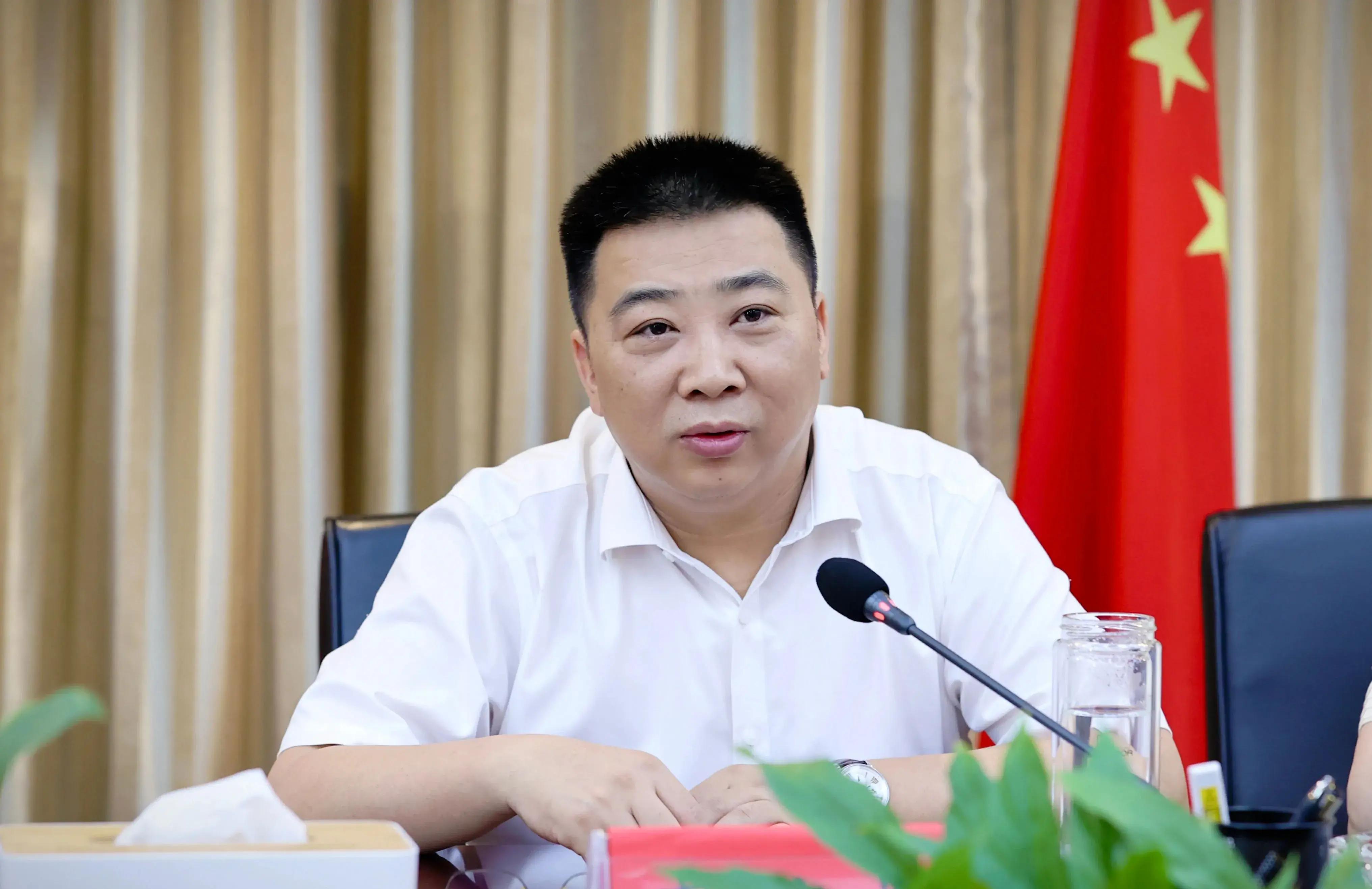 这事一出来,街坊邻居都在议论,毕竟蔡光辉这人,之前可是个大人