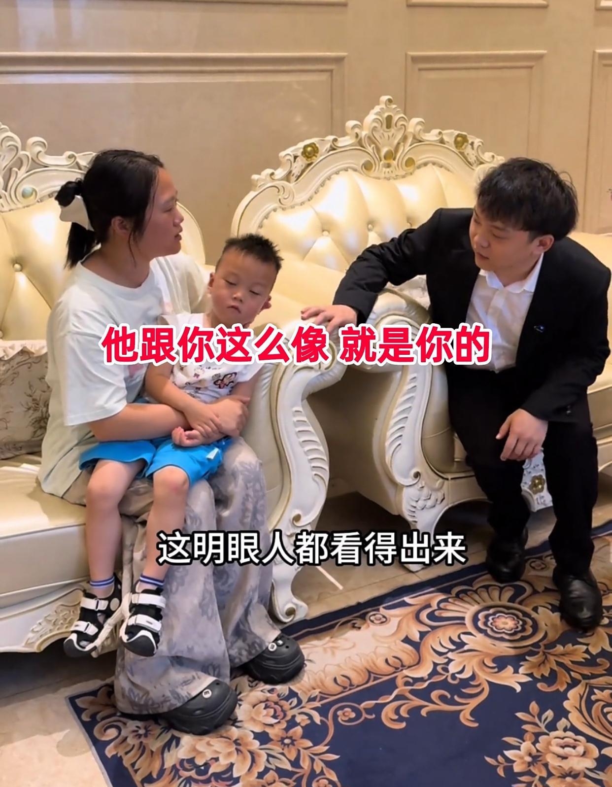 她这几年生活得挺好,结婚生了孩子,似乎已经不再和