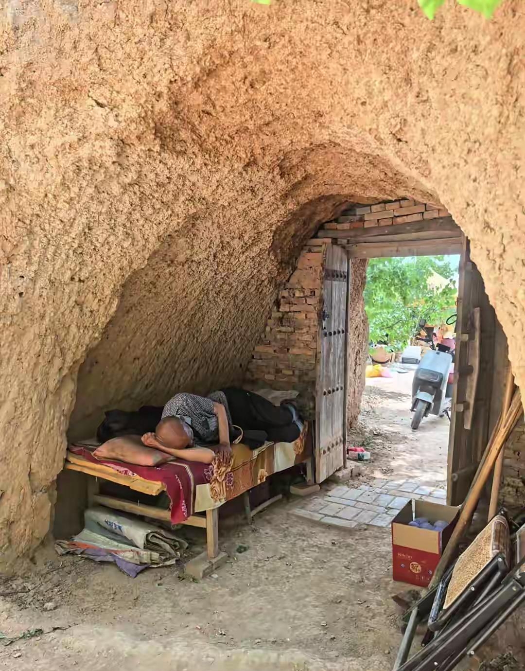 窑洞是不是夏天特别凉快冬天挺暖和呀听朋友说窑洞夏天午觉得把门