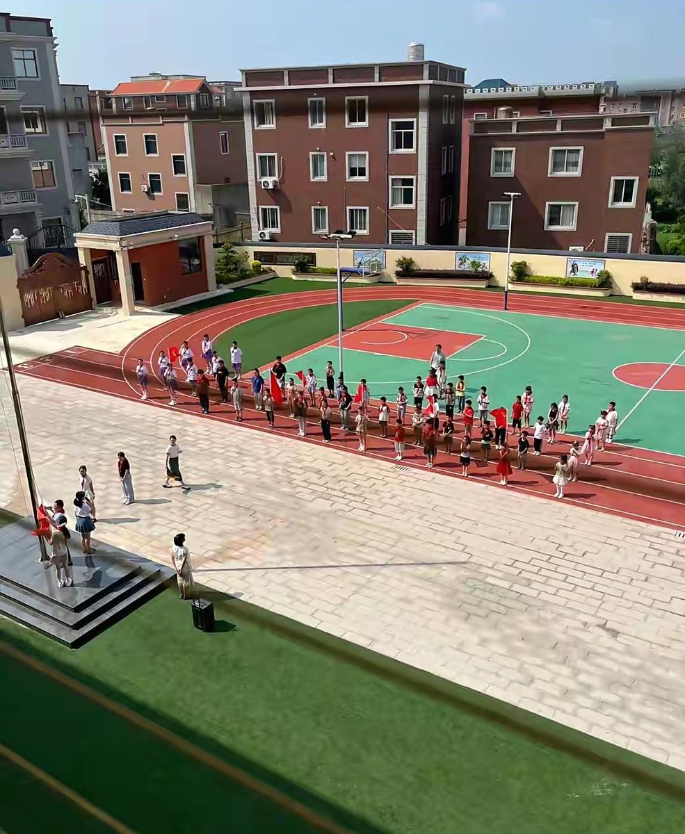 侄女毕业后顺利考上了市里的教师岗位,每个月拿到40