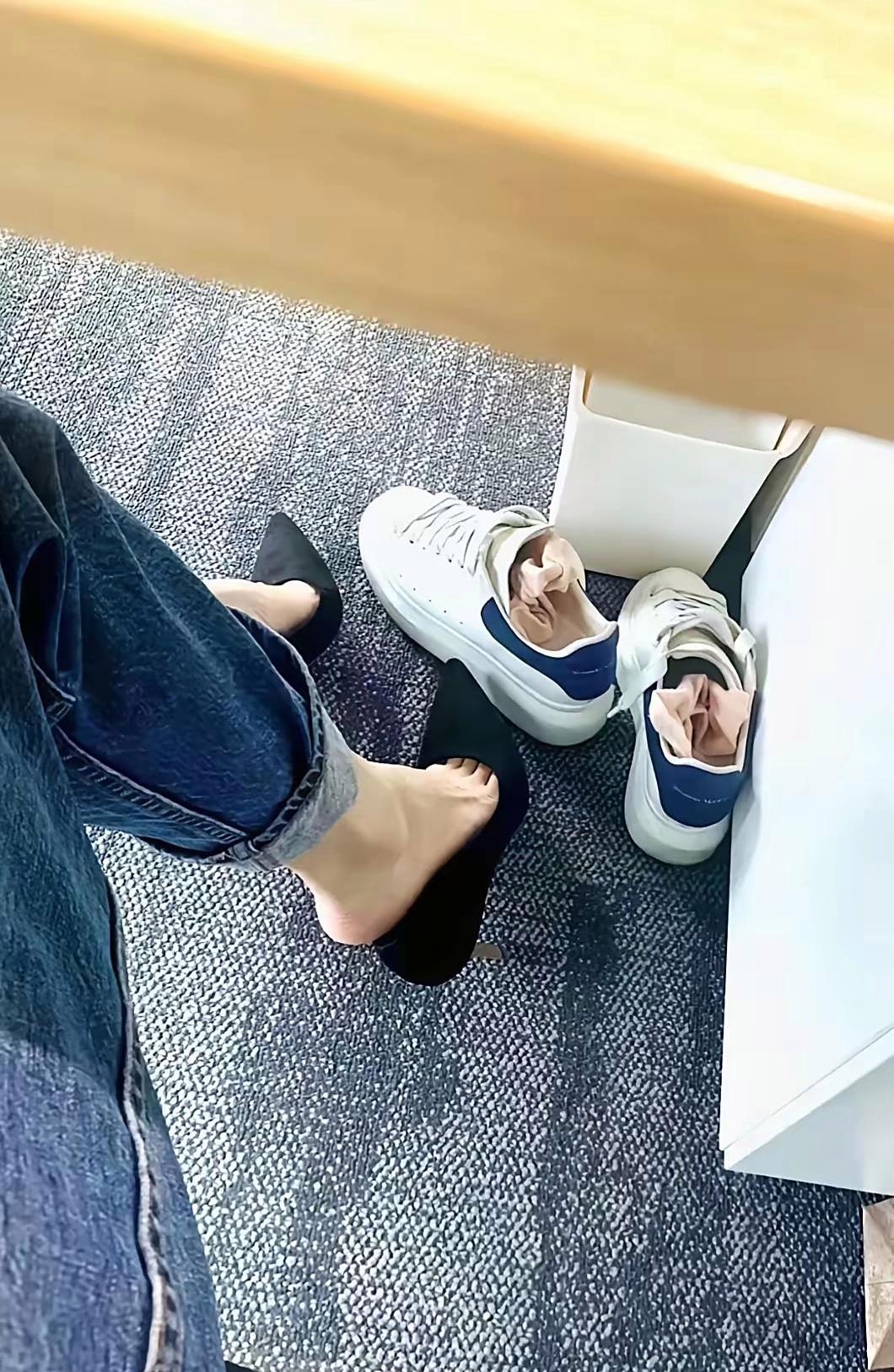 路上穿的,舒服省事;一双拖鞋,搁在工位上,办公时换上,不闷脚还轻松