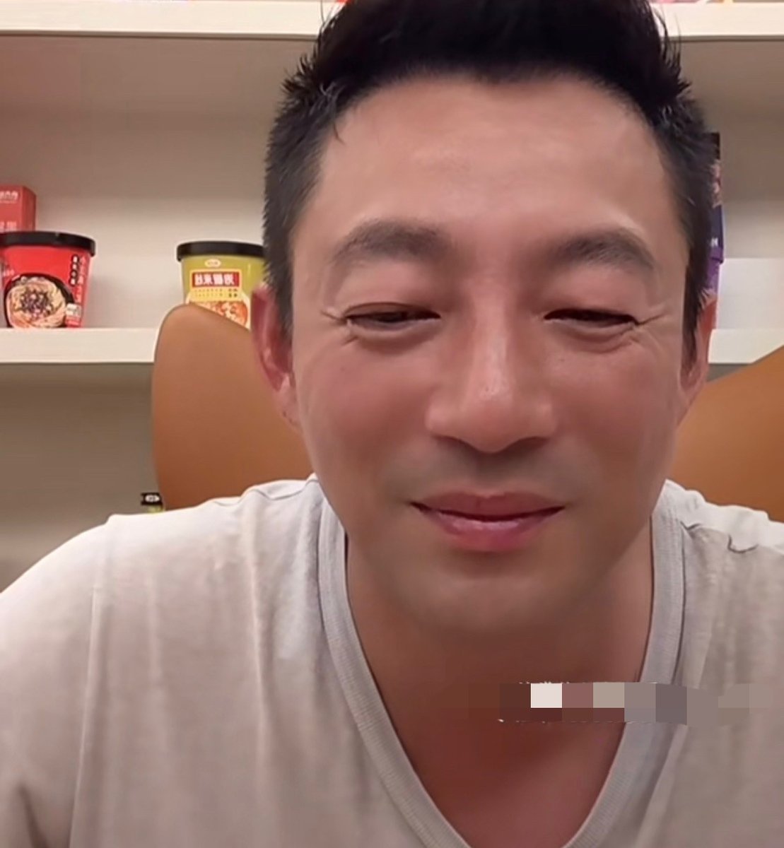 所以汪小菲只是尴尬地努力挤出一丝笑没接话场面一度冷得像掉进冰