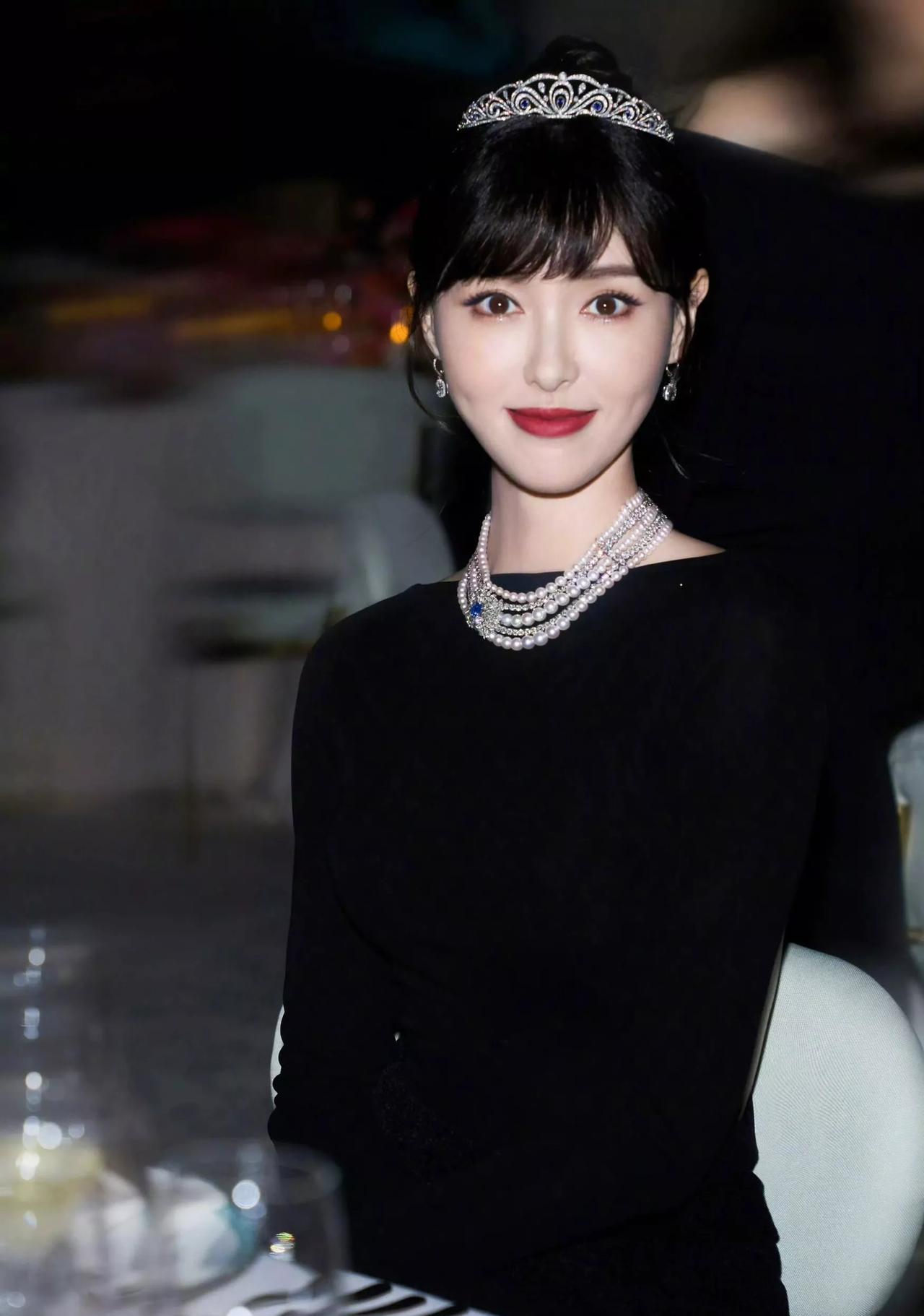 唐嫣这组赫本风写真优雅得像老电影主角 唐嫣新出了一组赫本风写真