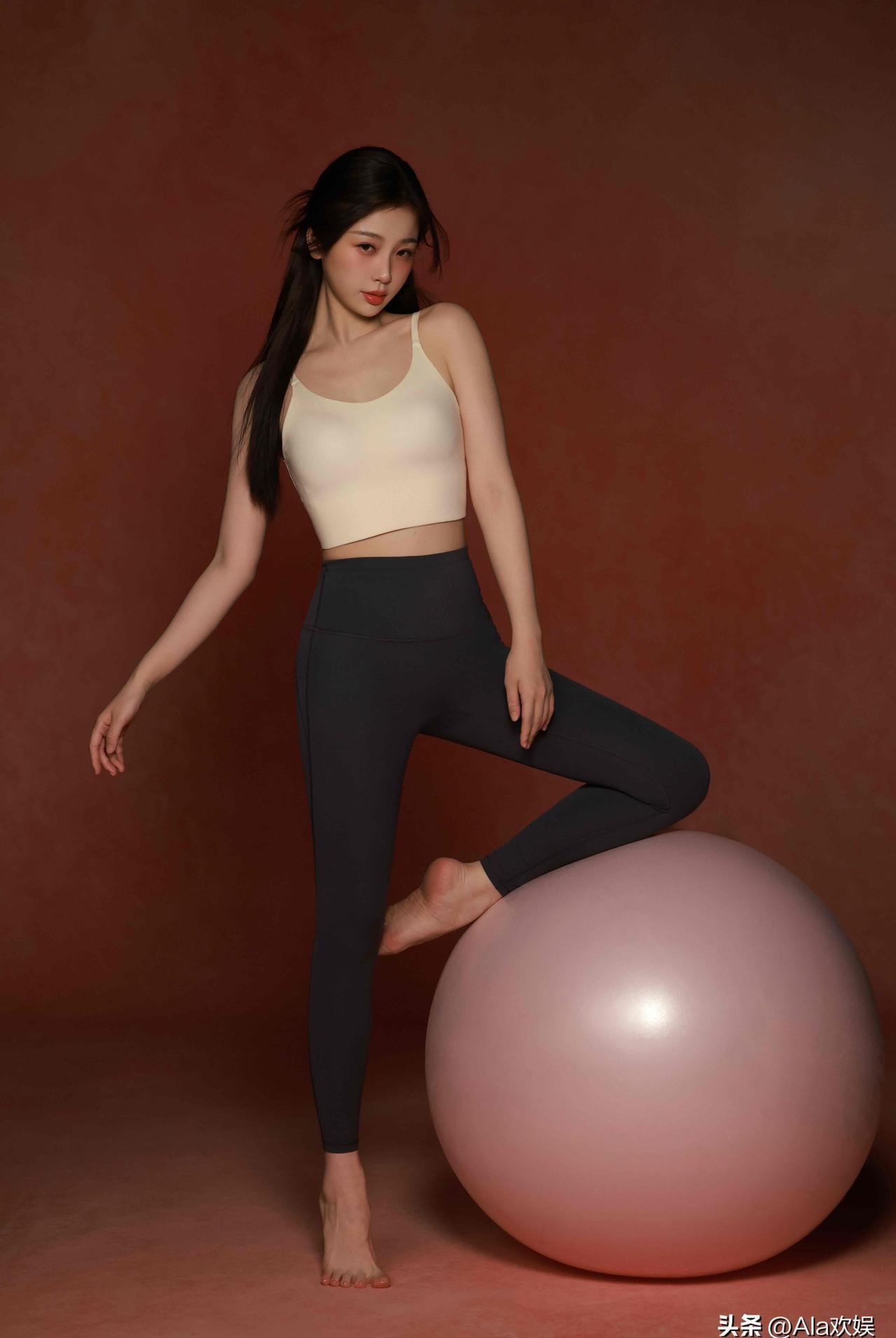 虞书欣的运动照,沙发也能当伸展台 虞书欣又在工作室微博放了几张新