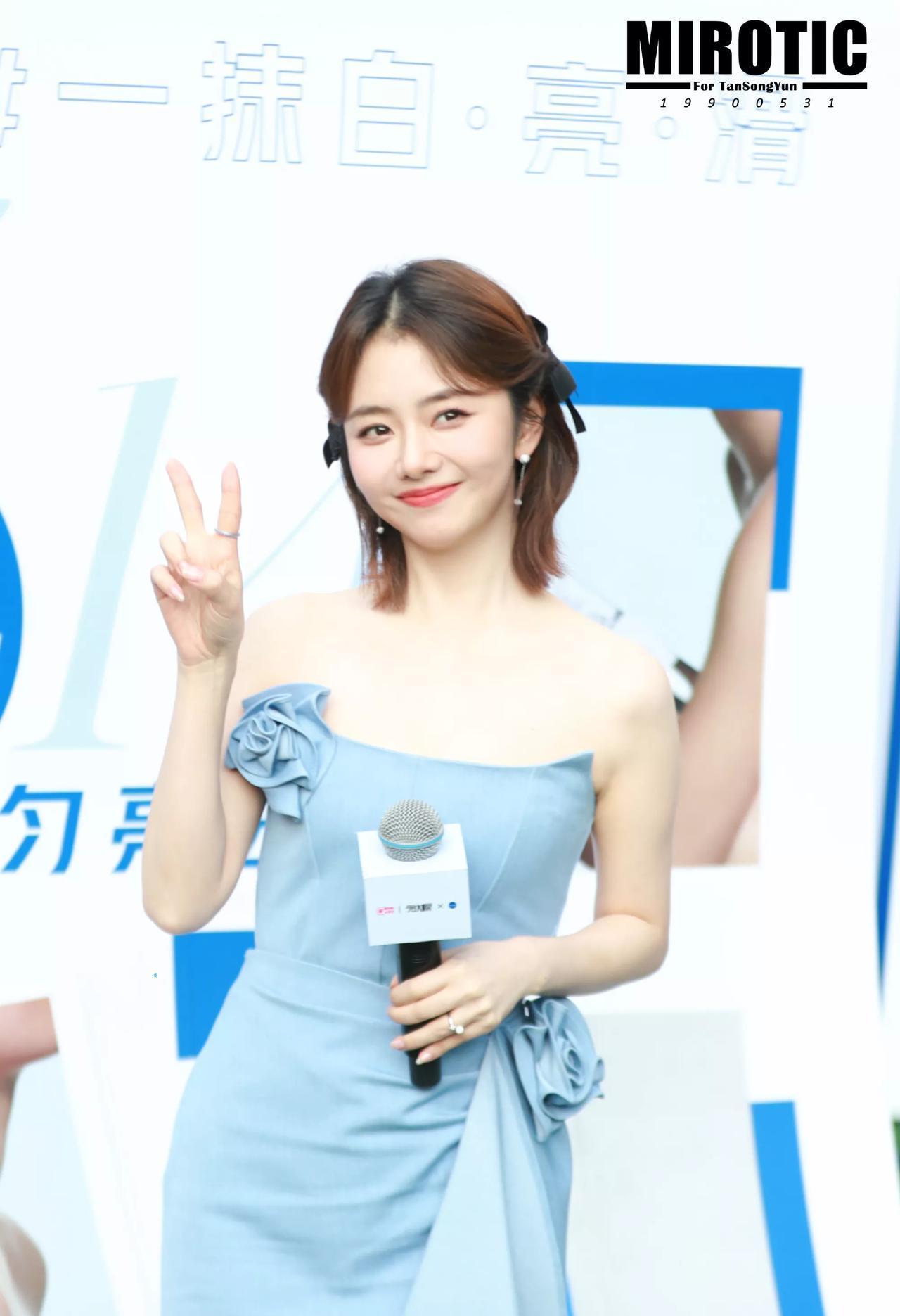 蓝裙谭松韵,温柔像午后的一阵风 昨天活动上,谭松韵穿着蓝色抹胸花裙