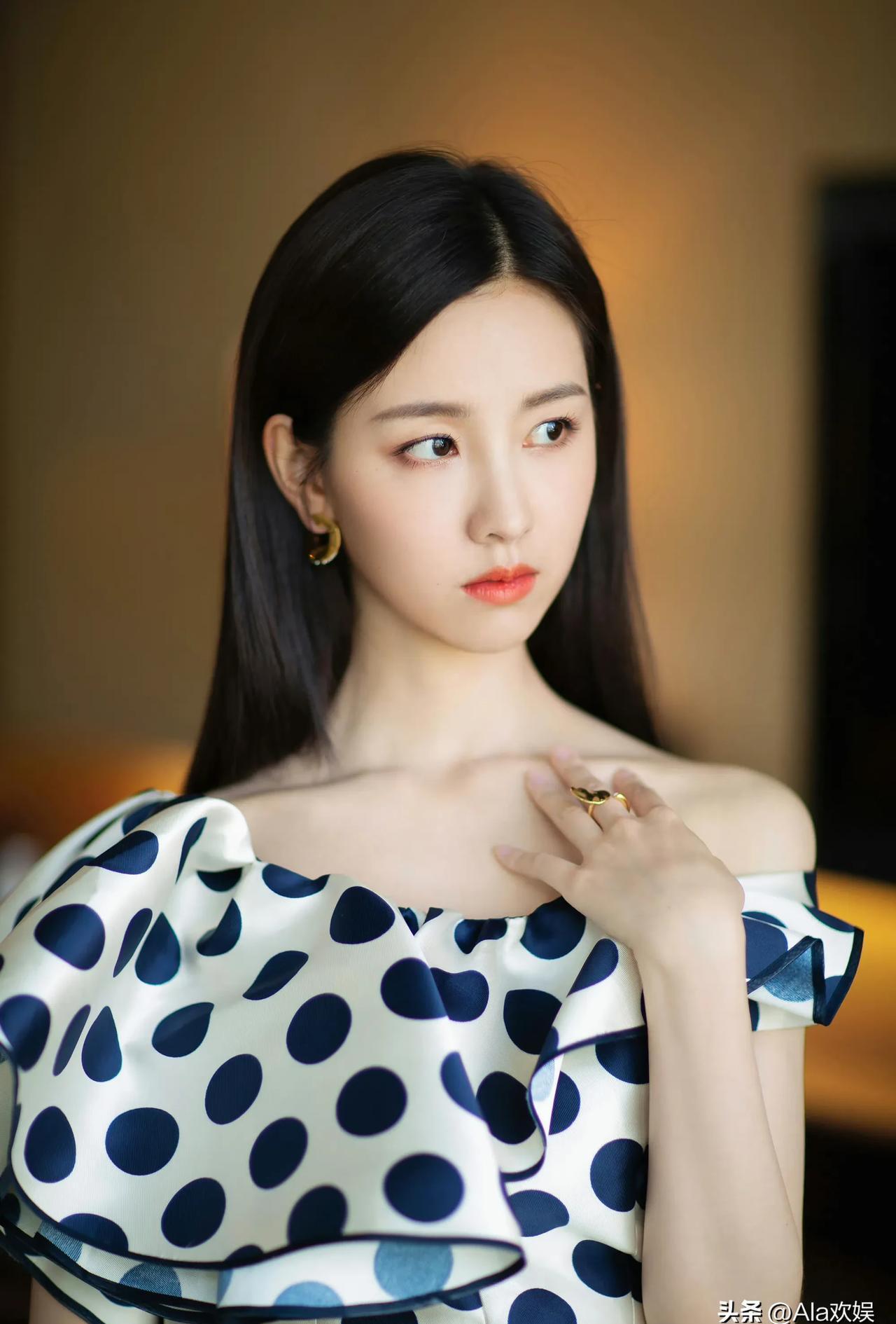陈都灵的夏日小剧场波点裙配珍珠细跟邻家女孩也能出片 南航校花陈
