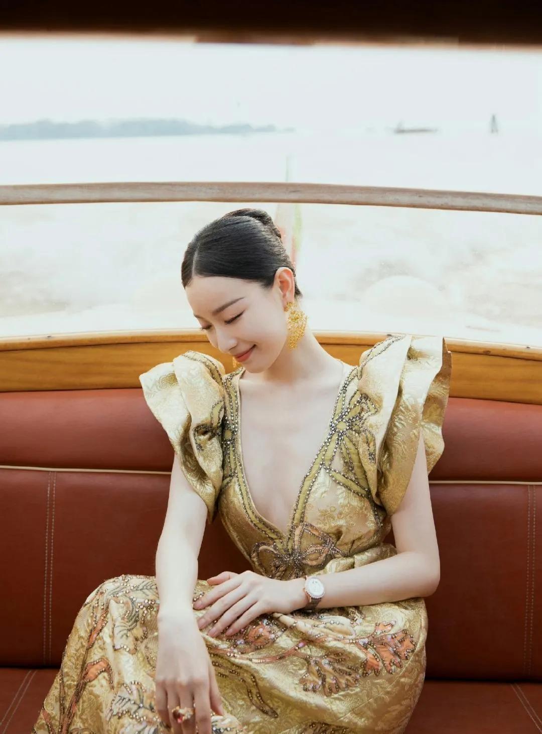 倪妮金色深v礼服线条比肉更会撩 倪妮这组金色深v写真一出先被那抹