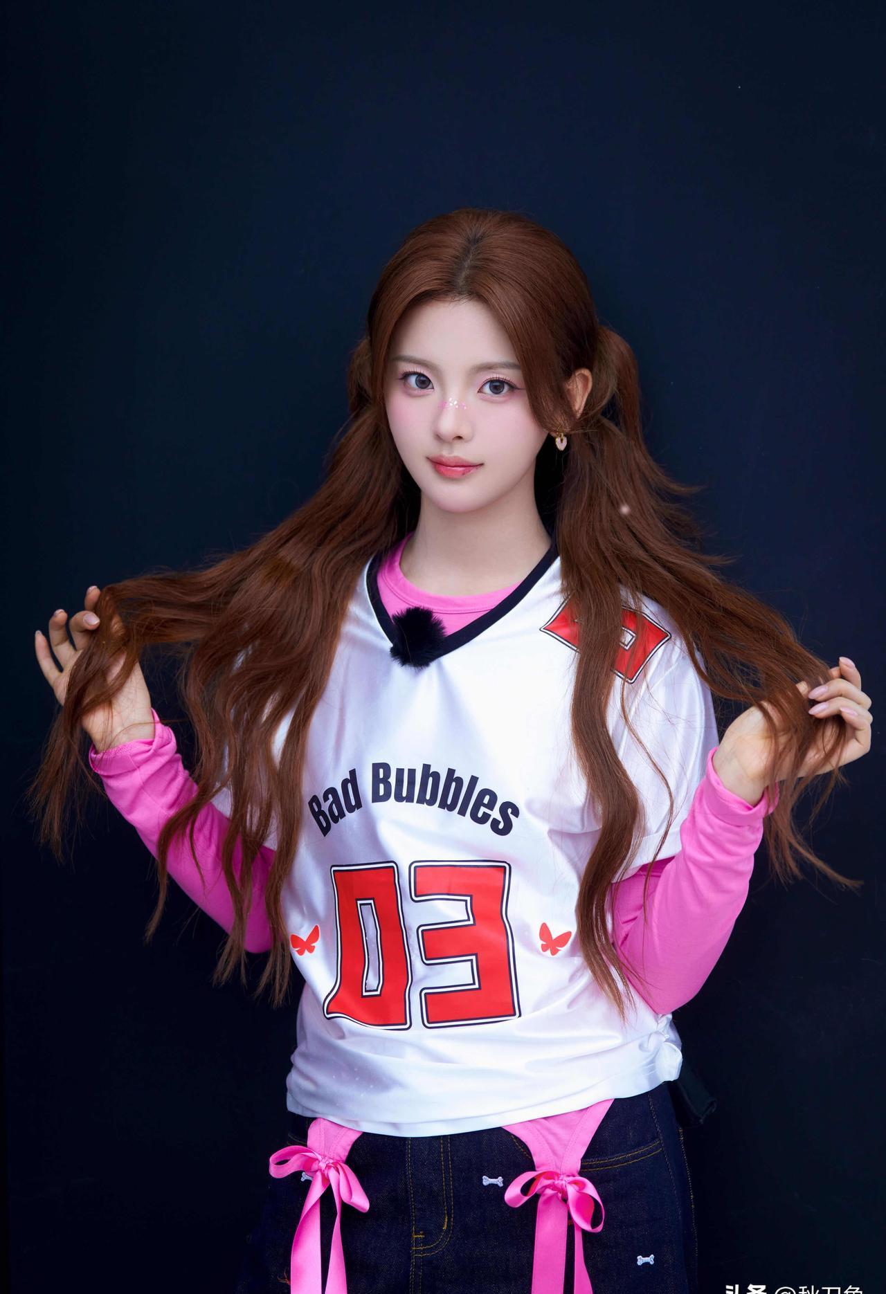 地铁偶遇杨超越,笑来像隔壁家女孩 街拍里杨超越穿得很随意,短外套配